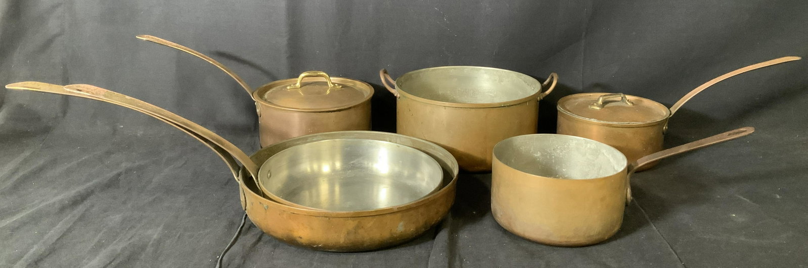 Lot 6 Tagus Copper Cookware: Lot 6 Tagus Copper Cookware, no inscription to base of smaller pot without lid, inscription to base of all other pieces reads ‘Tagus Made in Portugal’, smallest pot measures 6 inches at tallest po