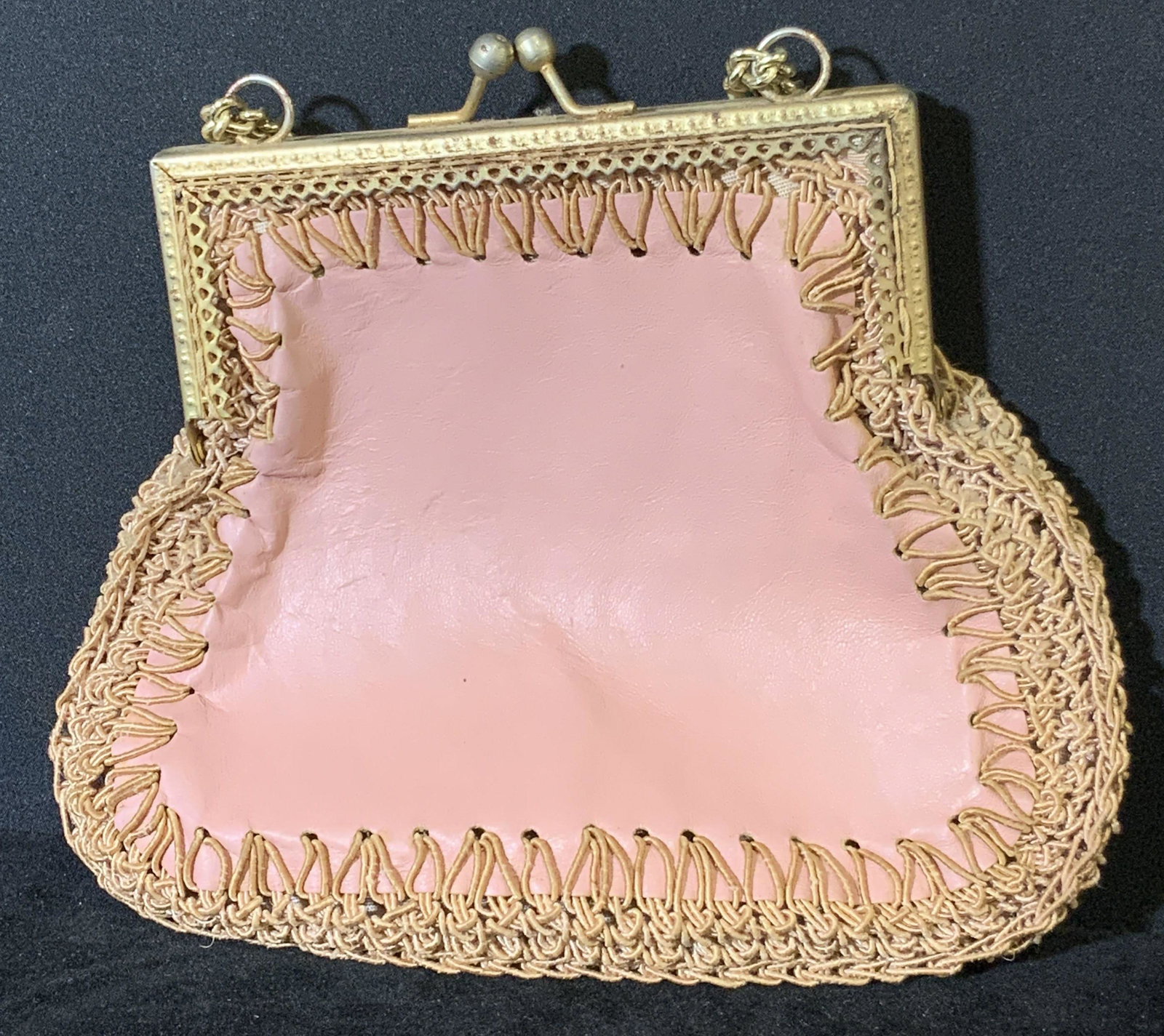 MISTER ERNEST SIMON Vntg. Leather Clutch, Italy: Vintage, possibly antique, pink leather clutch. Interior fully lined, light pink textile. Gold toned hardware, chain and snap closure. Woven fabric design trimming throughout leather. Some discolorati