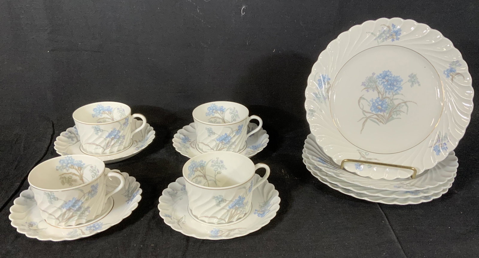 Lot 12 HAVILAND LIMOGES France Teacups & Plates: Lot 12 Haviland Limoges China Teacups & Plates, stamp to base reads ‘Haviland Limoges Bergere Haviland France Limoges’, floral design, teacups measure 2 1/8 x 4 inches at widest point, saucers mea