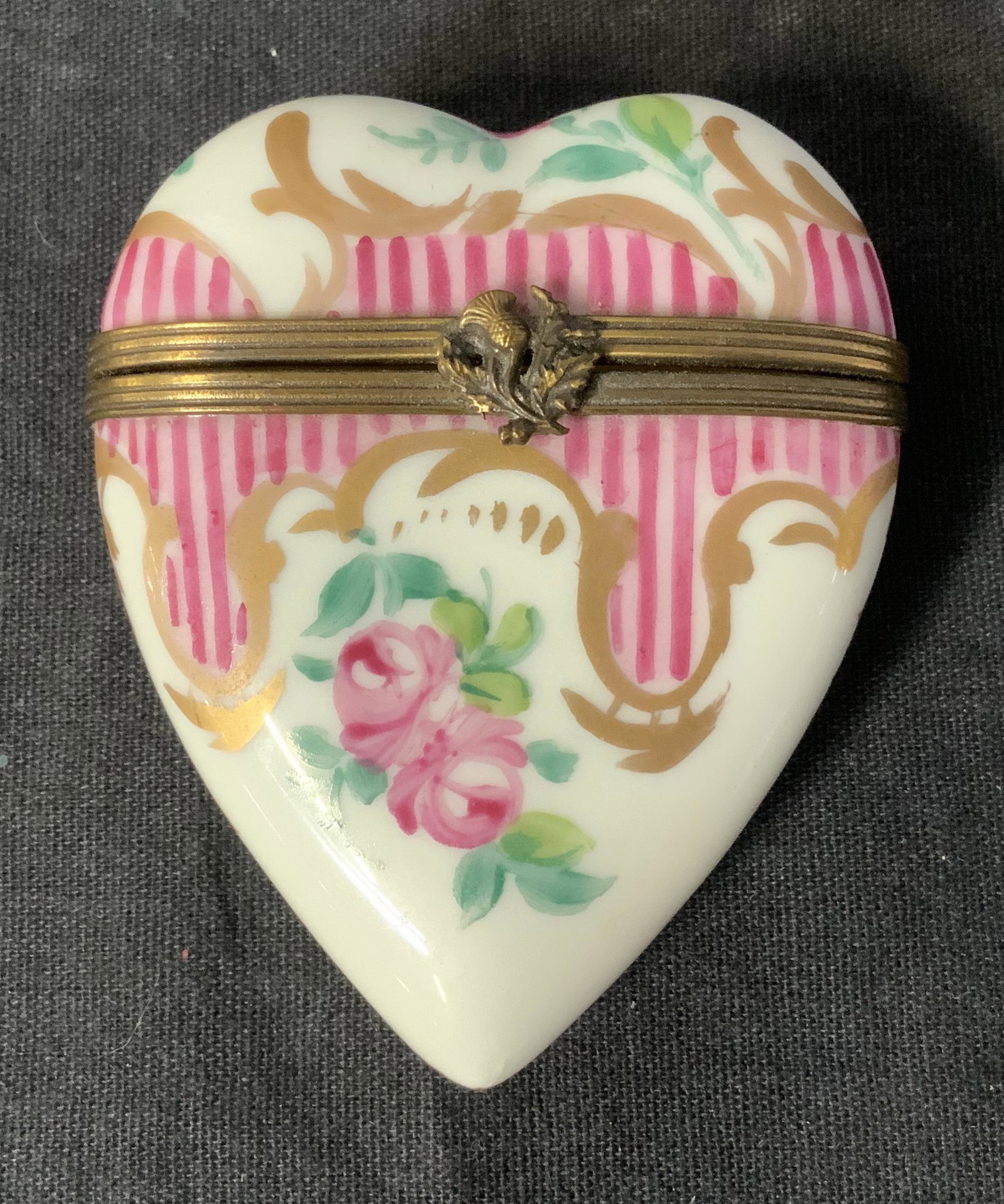 LIMOGES France Heart Shaped Porcelain Pill Box: Limoges Heart Shaped Porcelain Trinket Box, inscription to interior reads ‘Limoges Peint Main’, floral design, measures 2 3/4 x 2 3/8 inches at widest point, in good condition, Limoges, heart, por
