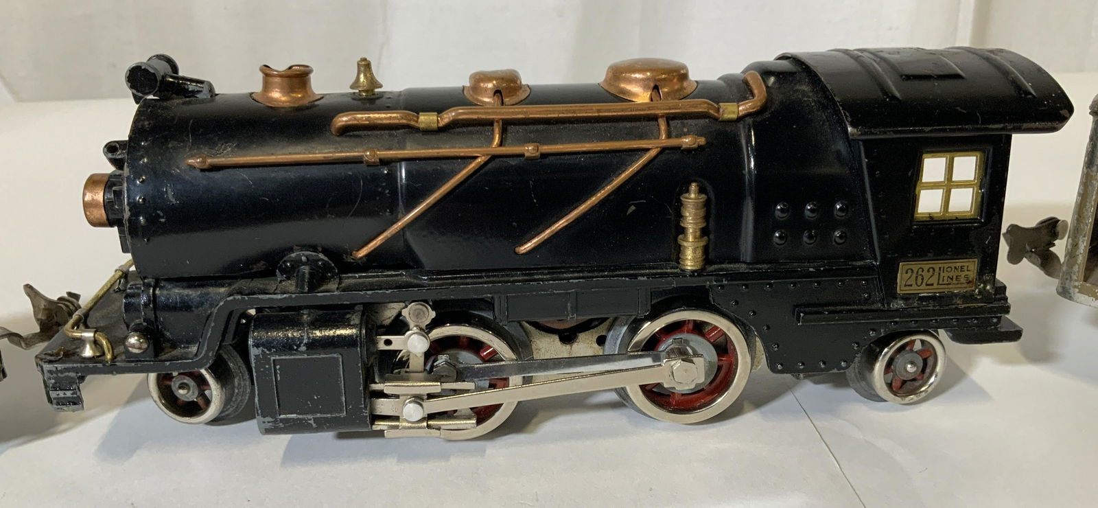 Vintage LIONEL Model Train Set: Vintage Model train set. Includes 6 cars, 4 lampposts, transformer, 32 track pieces, screws, bulbs, and other materials required to assemble the kit. Largest piece measures approx 4.5 inches H, and 6.