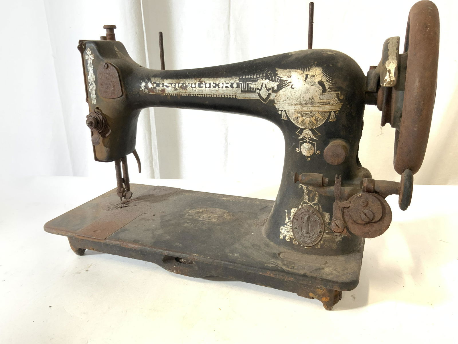 Antique SINGER Iron Sewing Machine: Rare Antique SINGER MANUFACTURING CO. Sewing Machine. Hallmarked in 3 places on machine, including a special trademarked medallion plate. Measures 17.5 in long, 7 in wide, 11 3/4 in ht. Wear to metal