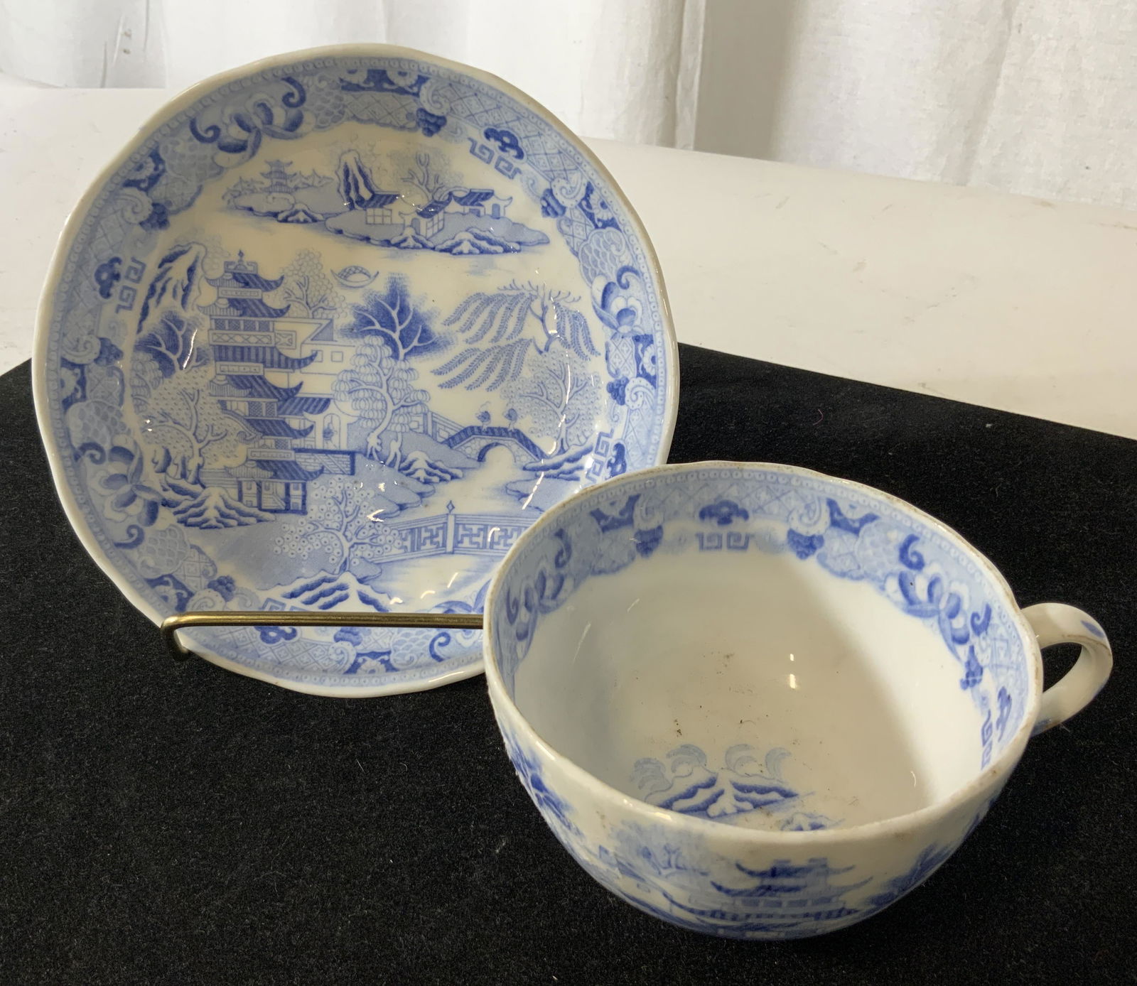 Antique WORCHESTER Asian Ceramic Teacup & Saucer: Signed, undersides read GRAINGER & Co Worcester blue and white tea cup and saucer depicting Chinese architecture, Leiwen and Greek key designs. Both Items signed On underside. Saucer 6 in. Cut has han