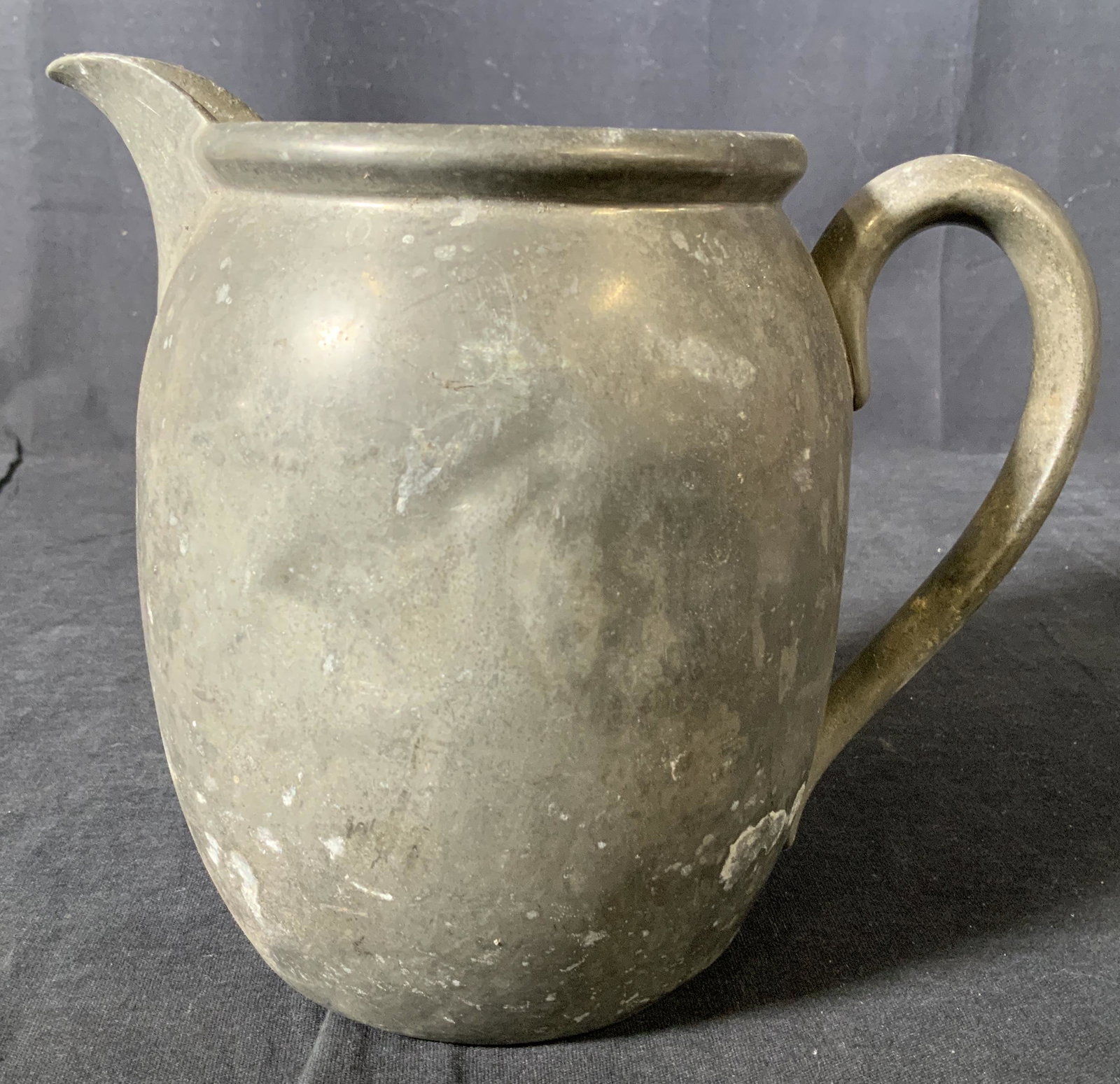 MAYFLOWER WB MFG Co Pewter Pitcher: MAYFLOWER Pewter Pitcher, inscription to base reads ‘Mayflower Pewter WB MFG Co 3201’, measures 6 3/8 inches tall x 7 3/8 inches at widest point, some surface wear and tarnishing but overall in go