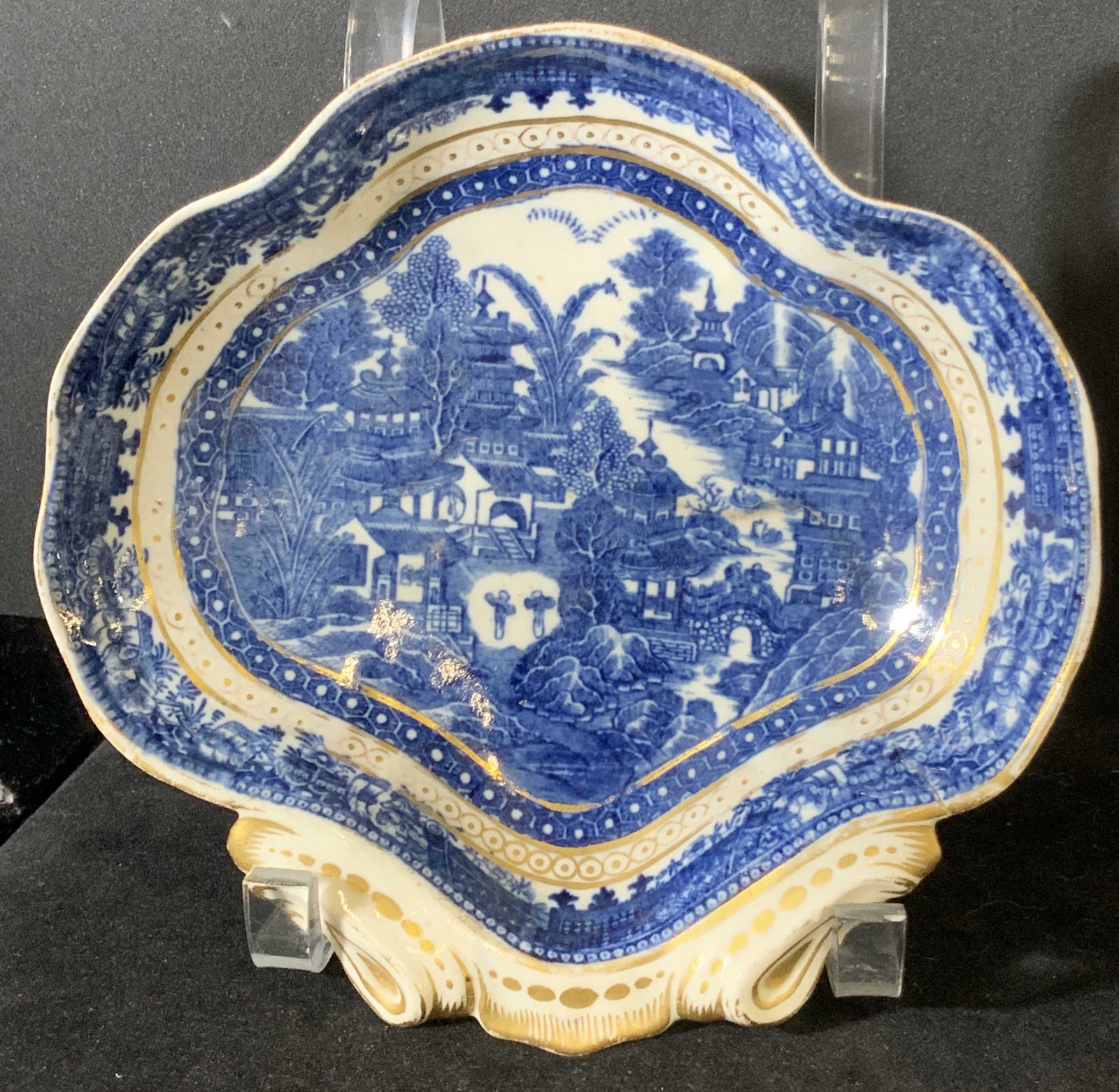 Collectible Antique Blue & White Chinoiserie Dish: Antique blue & white trinket dish with chinoiserie TEMPLE PATTERN depicted. Gilt line work throughout rim and along boarder of central temple pattern. Decorative gilt design handle. Plate has scallope