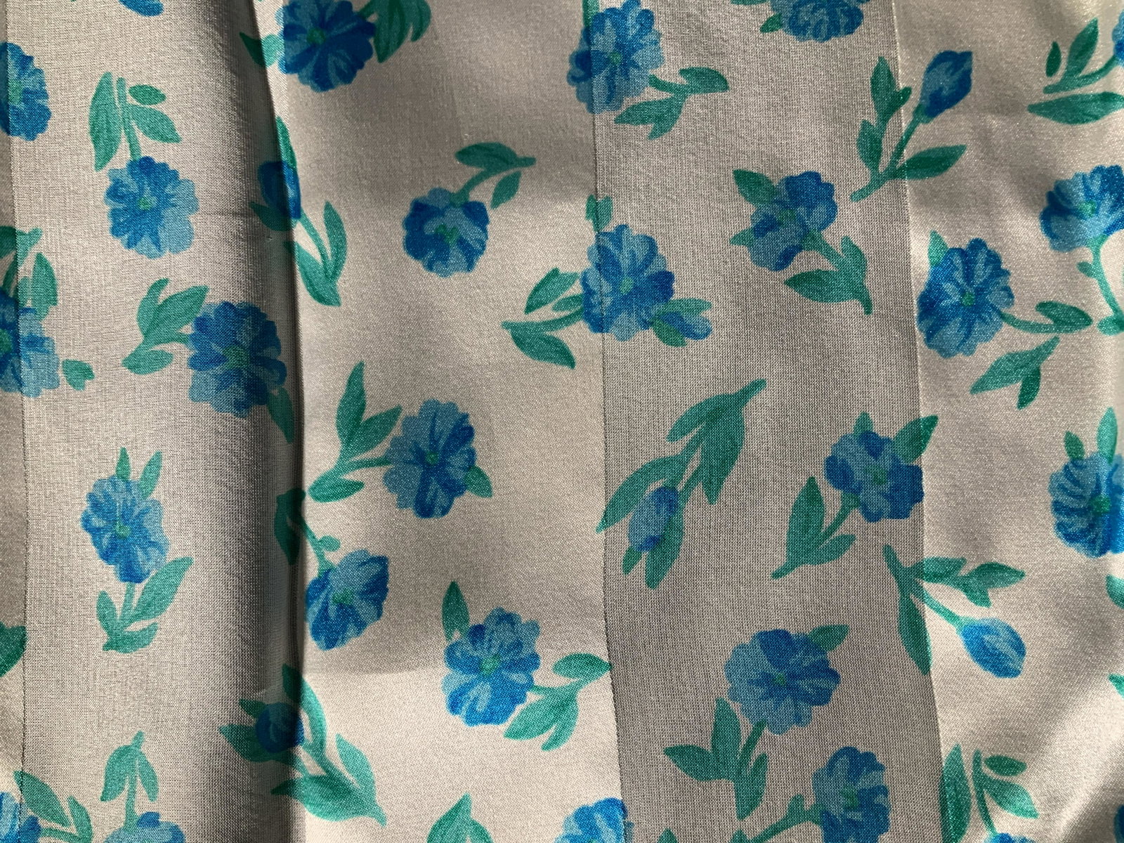 JONES NEW YORK Silk Fashion Scarf: Jones New York silk scarf, label to scarf reads ‘Jones New York 100% silk Dyed/Printed in Korea dry clean RM 67500 CA 00253’, floral print, measures 21 x 21 inches, in good condition, Jones New Yo