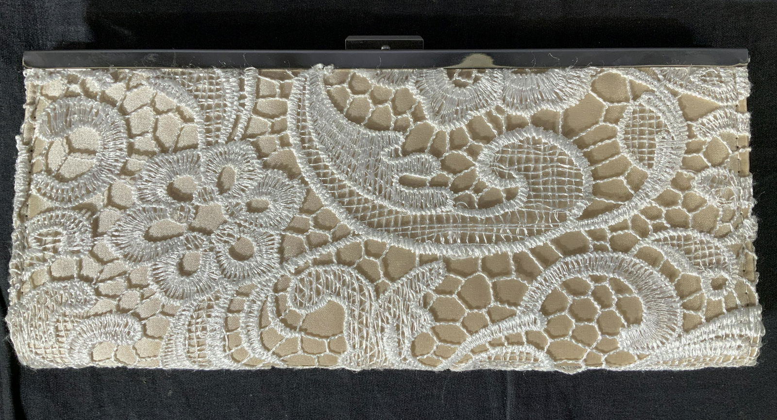 STYLE & CO Women’s Lace Clutch: STYLE & CO Women’s Clutch, label to interior reads ‘Style & Co Made in China RN #119915 64100‘, floral lace design to exterior, measures 5 x 10 1/2 inches, in good condition, Style & co, women��