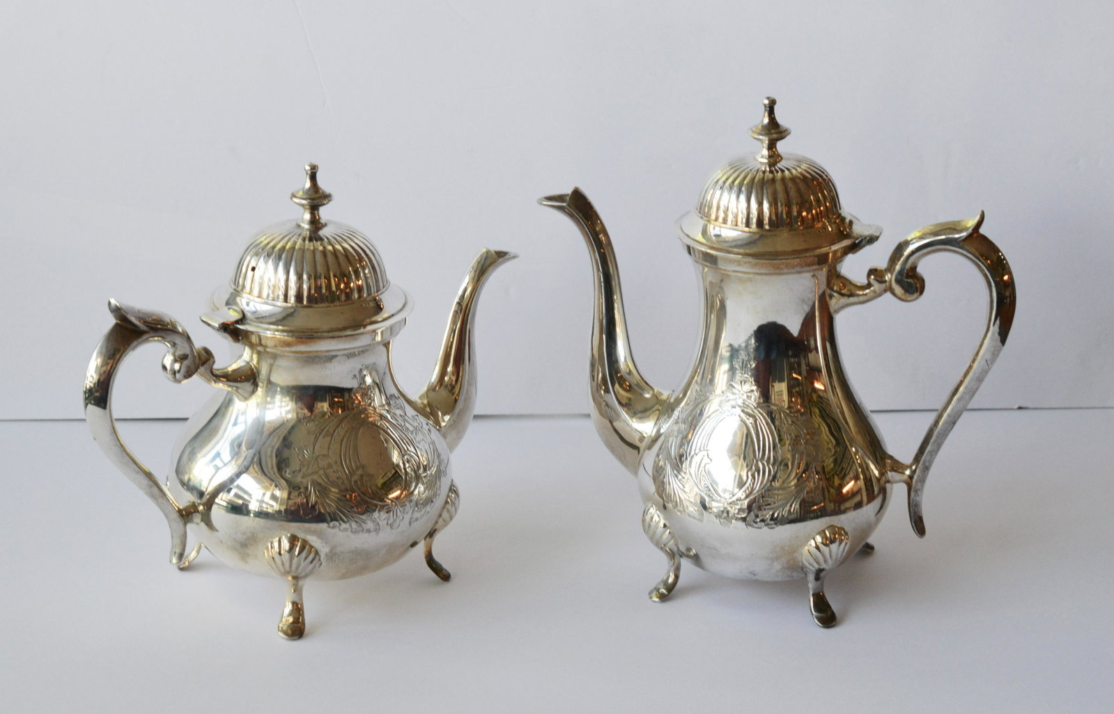 Pair Hand Etched Silver Plate Teapot Coffee Server: Fabulous Hand Etched Silver Plate Teapot and Coffee Servers. Matching Pair. 9 inch & 10 inch Hand Etched Silver Plate Teapot (9 inches) and Coffee Server (10 inches) . Matching Pair. Circa 1950s. Exce