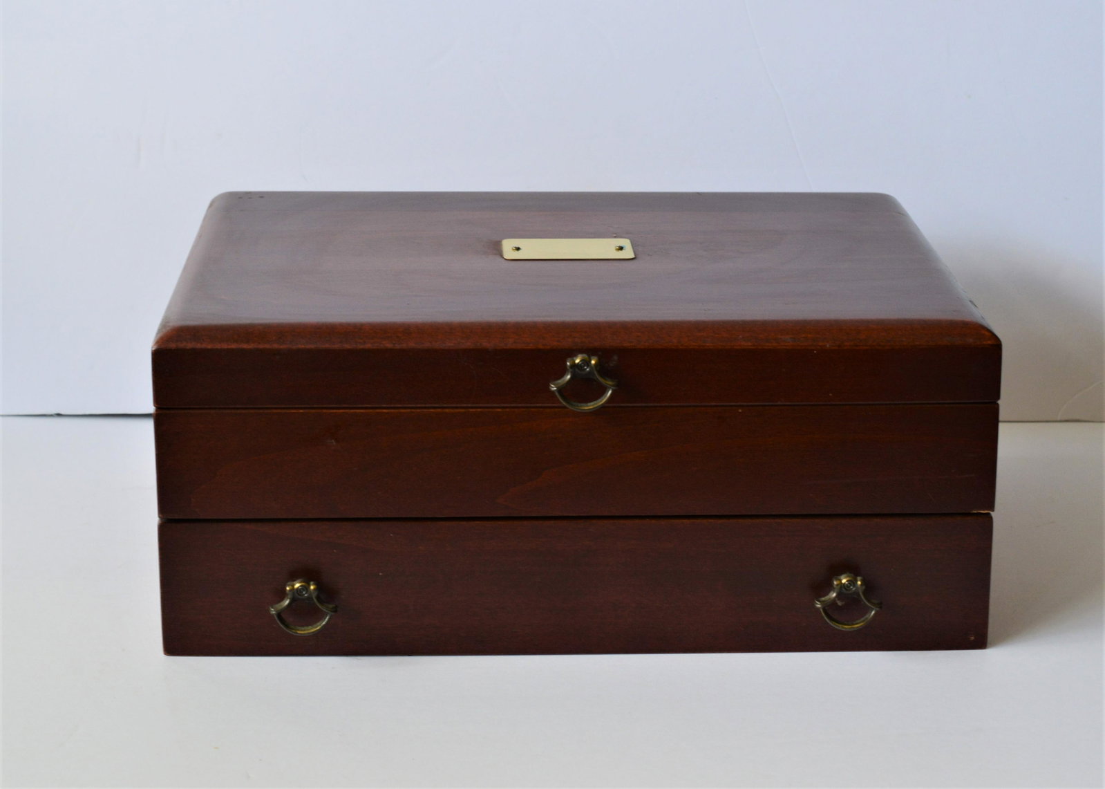 Reed & Barton Wood Chest for Silverware / Jewelry: Reed & Barton Wood Chest for Silverware and Jewelry. Felt Lining in tact. 14 1/2" x 11 1/2" x 4". Wear and Tear Minimal.