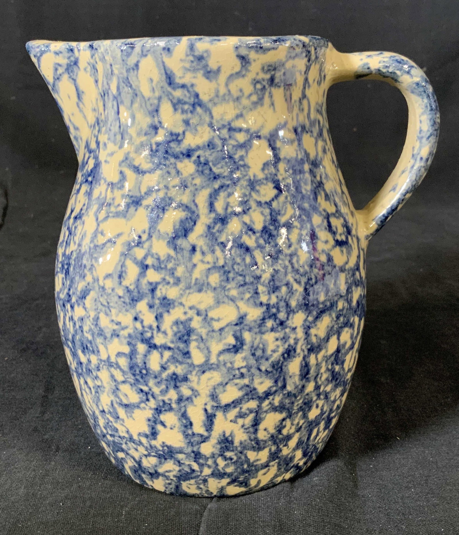 ROBINSON RANSBOTTOM Splatterware Pitcher: Robinson Ransbottom Splatterware Pitcher, inscription to base reads ‘Robinson Ransbottom Roseville, Ohio USA #700 Pitcher 1 qt’, measures 6 1/8 inches tall x 5 3/4 inches at widest point, in good 