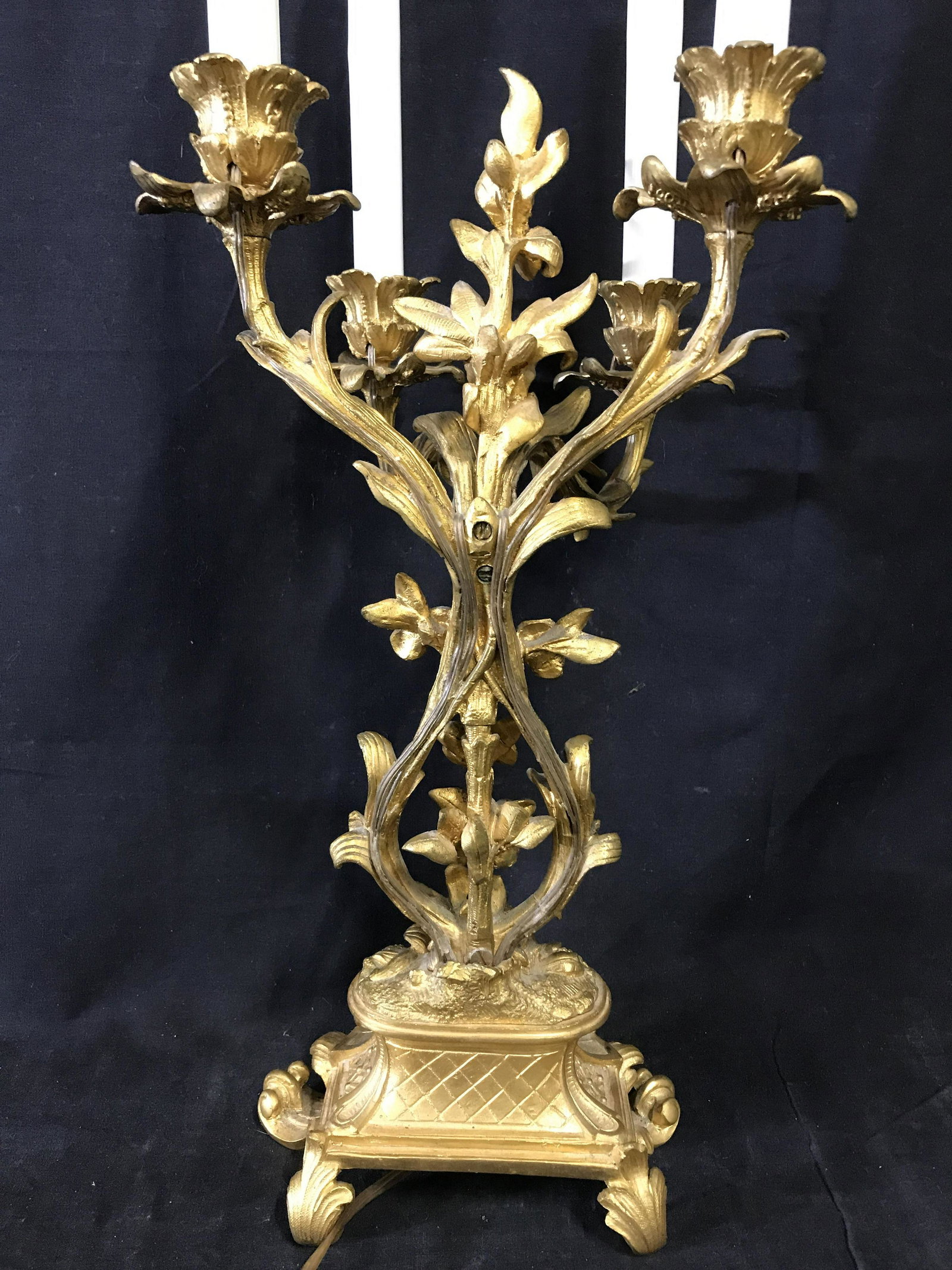 Grand floral Design Gilded Metal Tabletop Lamp: Multi armed lamp, crafted from metal, possibly bronze. Possibly vintage, possibly antique. The metal has been gilded, ornate detailing decorates lamp, gives lamps arms floral and leaf like forms. Meas