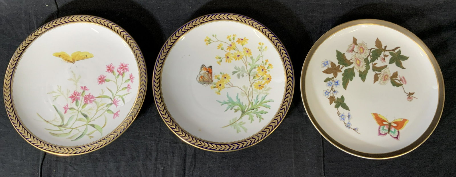 Lot 3 ROYAL WORCESTER & ROYAL CROWN Plates: Lot 3 ROYAL WORCESTER & ROYAL CROWN Plates, Crown stamps to base, inscriptions read ‘Derby’, ‘72k’, ‘W356’, and ‘51’, Royal Crown plates measure 9 1/4 inches in diameter, Royal Worcest