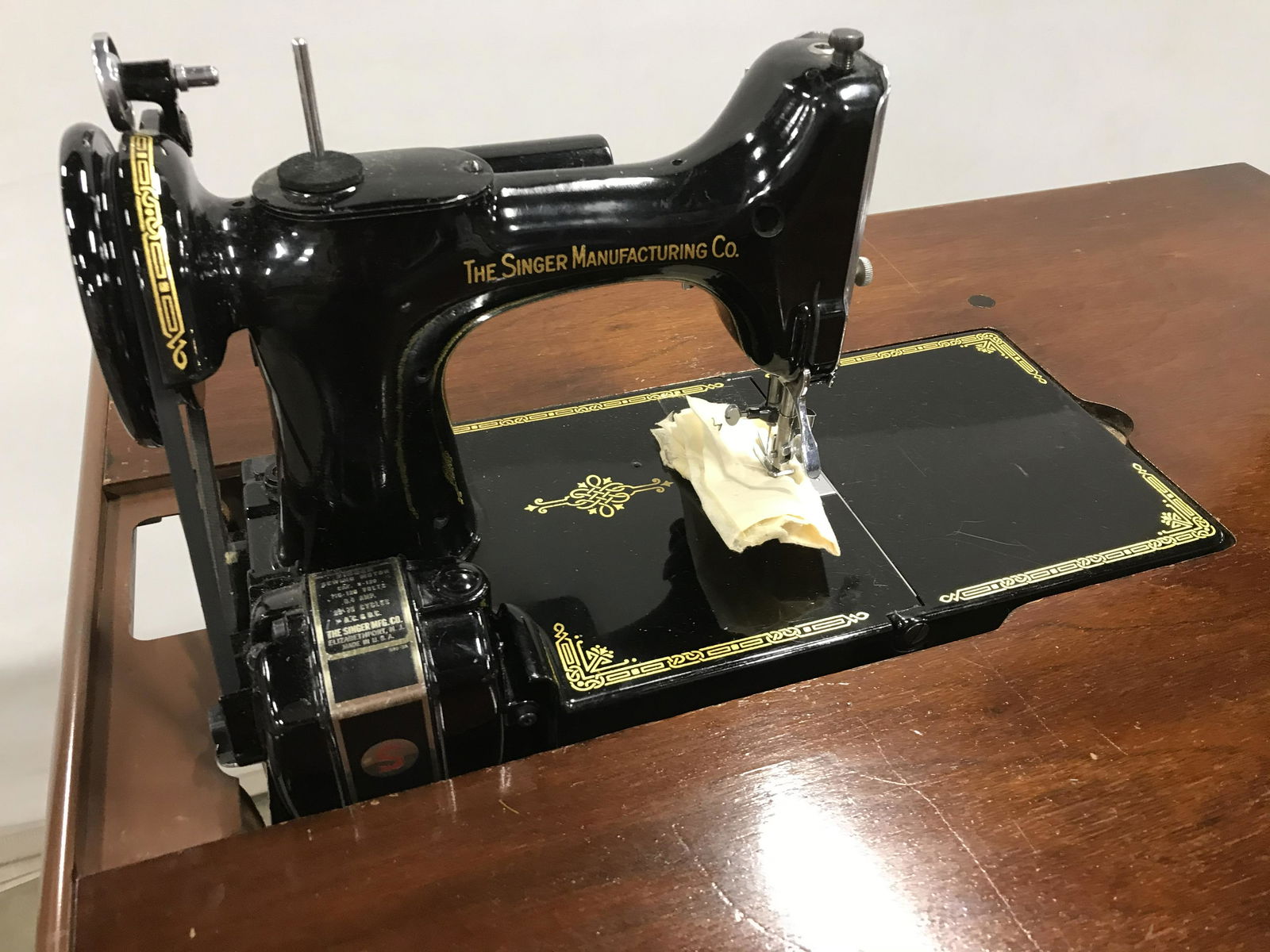 Vintage SINGER Sewing Machine & Accessories: Vintage SINGER SEWEING MACHINE with table and insert including buttonholer. Includes a collapsible table, slot carved into table for machine can be filled with an insert. Table is wood and metal. Incl