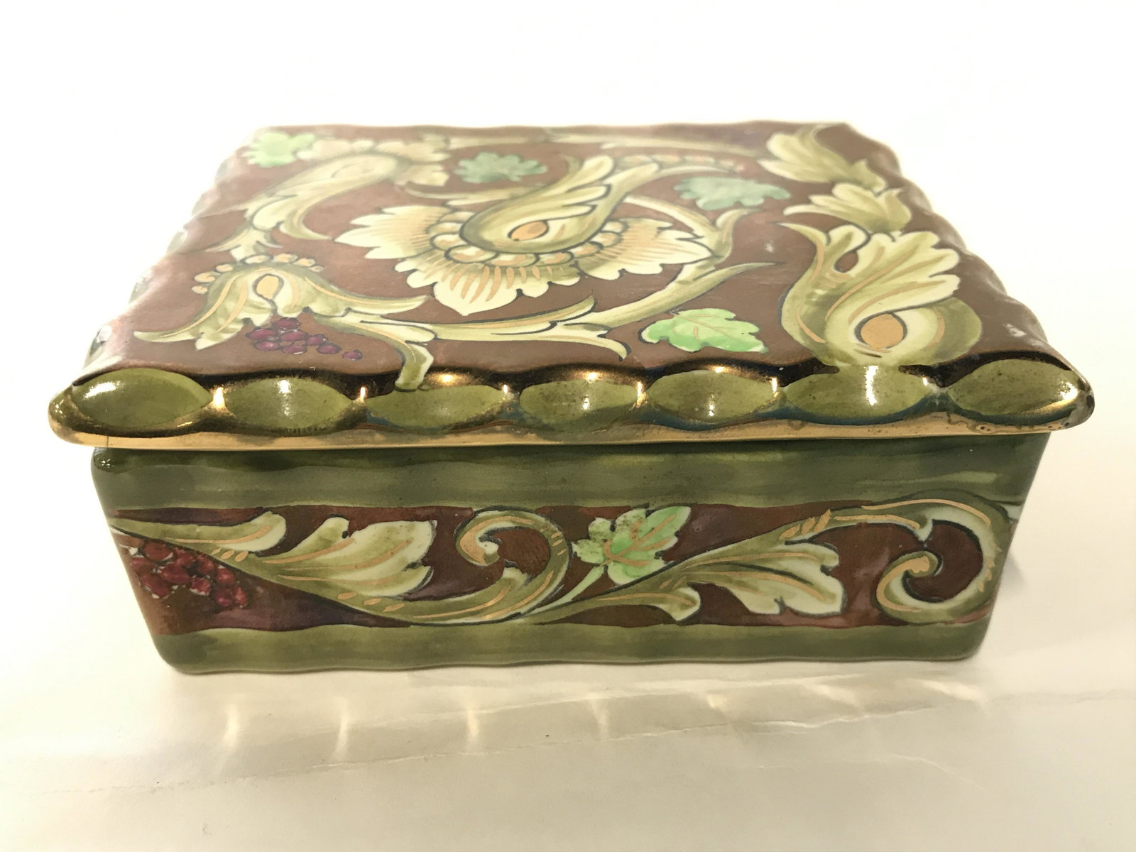 ARDALT DELISO LUSTRO Signed Italian Keepsake Box: Trinket box is signed ARDALT DELISO LUSTRO 4929 ITALY. Trinket box is porcelain and includes lid. Piece appears to possibly have hand painted elements such as floral, vine and leaf detail. Piece measu