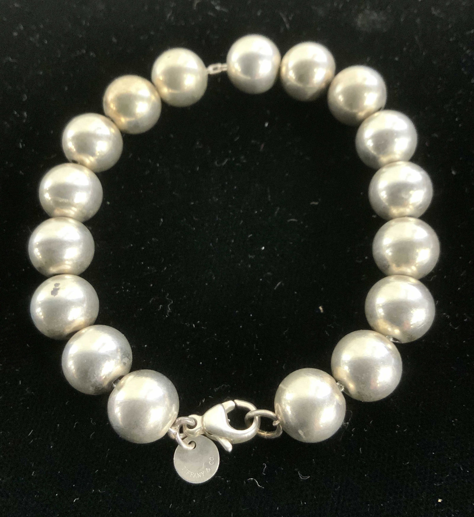 TIFFANY & Co. STERLING SILVER Beaded Bracelet: SIGNED charm that reads Tiffany and Co. on one side and 925 on other side. Large 9-10 mm round sterling silver beads threaded on chain, lobster clasp. 7 in. .62 ozt Luxury Brand Jewelry, Luxury Estate