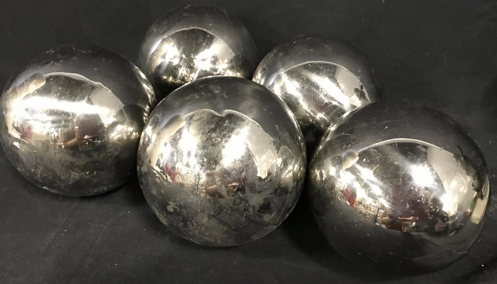 Set 5 Metal Gazing Globes Spheres: Set of 5 decorative metal spheres. Each measures approx 6 inches in diameter. Wear is consistent with age and use. Home decor, vintage decor, decorative accessories, decorative arts. gazing globes, de