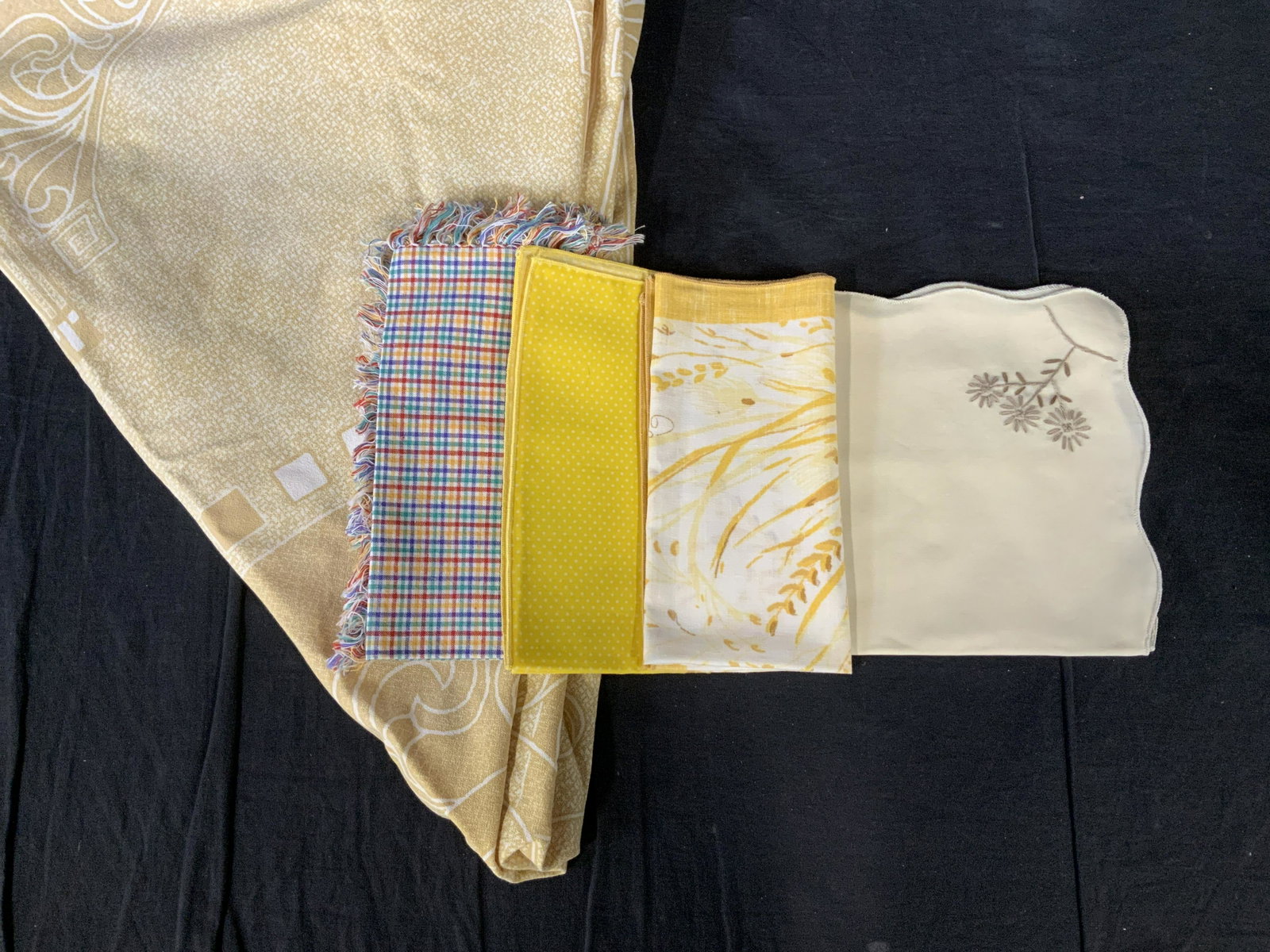 Lot 31 Vintage Napkins and Tablecloth: Lot 31 Vintage Napkins and Tablecloth, inscription to napkins with yellow border illegible, 7 plaid napkins, measure 19 1/2 x 19 1/2 inches, 8 yellow polka dotted napkins, measure 17 1/2 x 17 1/2 inch