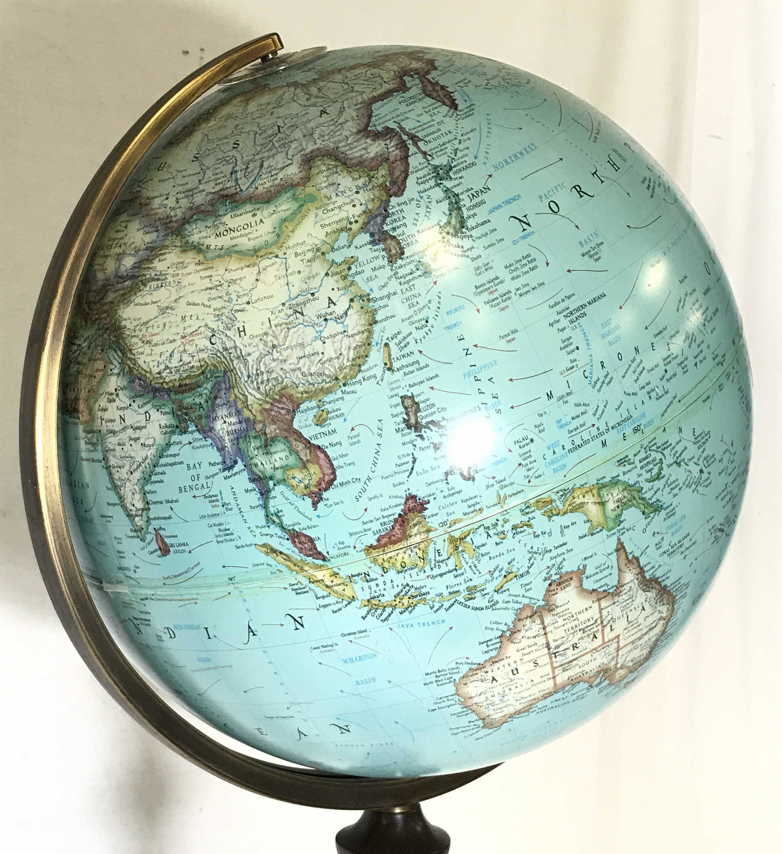 Pedestaled NATIONAL GEOGRAPHIC Globe Floor Lamp: Floor lamp has brown toned base which appears to be wooden. Globe is marked NATIONAL GEOGRAPHIC. Piece measures approximately 37 inches tall 13 inches wide. Floor lamp, globe lamp, National Geographic