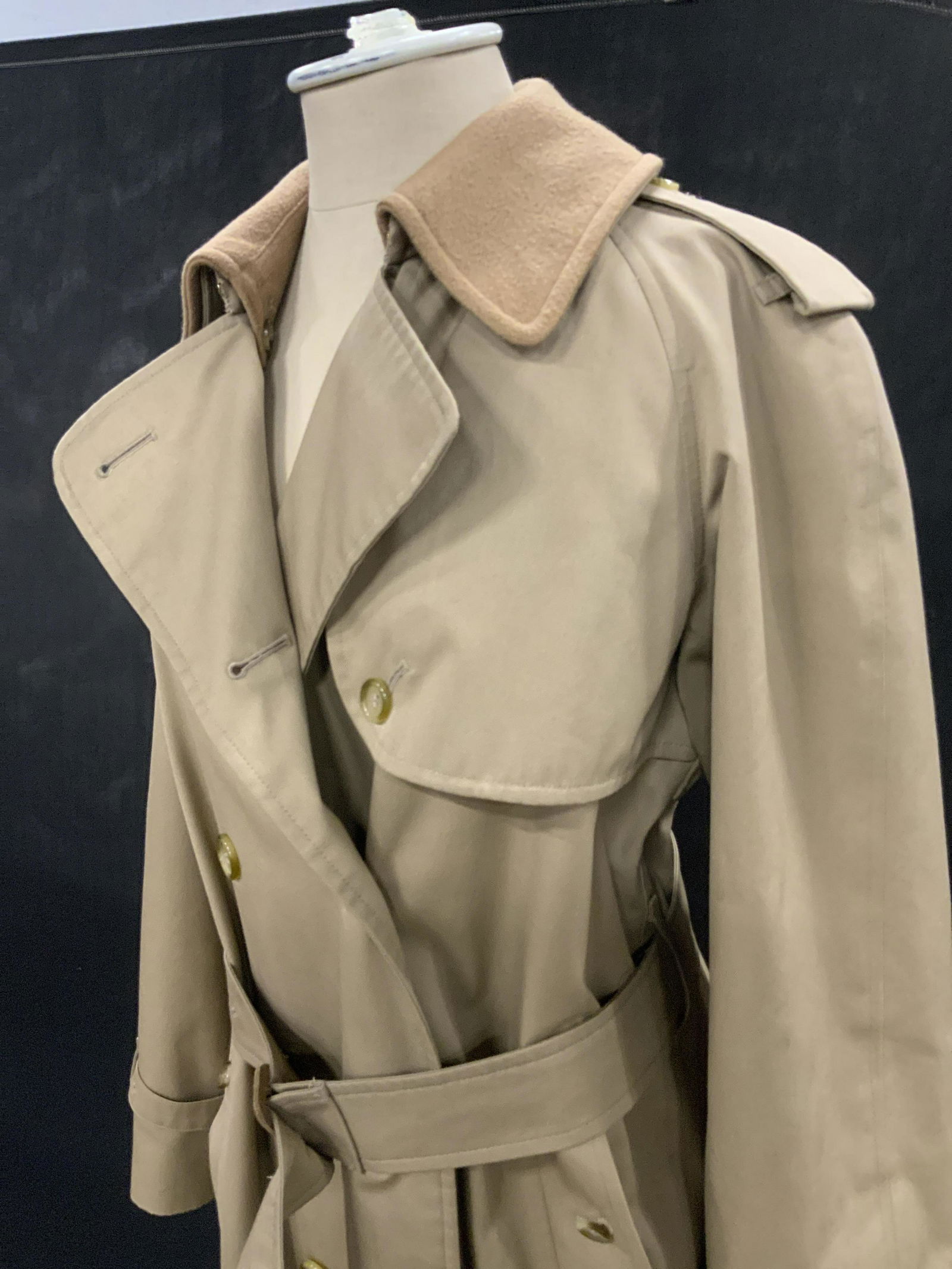 BURBERRY Ladies Full Length Trench Coat, London: A women’s Burberry trench coat with a removable liner. This classic trench coat features double breasted styling, storm shield, and adjustable buckle cuffs. The full-length coat is finished with a r