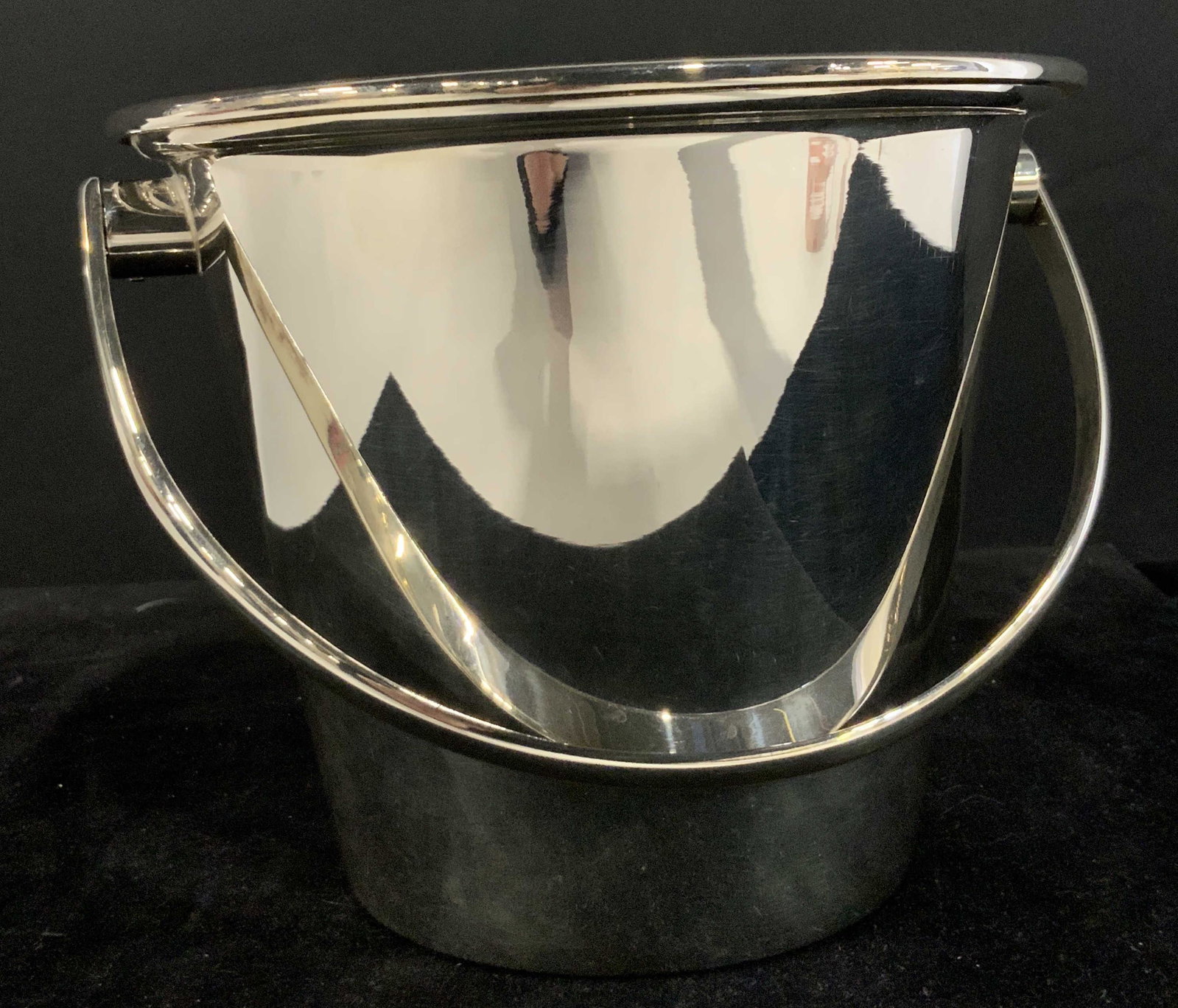 RALPH LAUREN Silver Plated Ice Bucket, Lid: Polished silver plated ice bucket with lid and handle. Lid features decorative circular topper. Mirrored surface. Comes in a soft blue textile dust bag. Underside impressed: RLL. Approx. height 4.5 in
