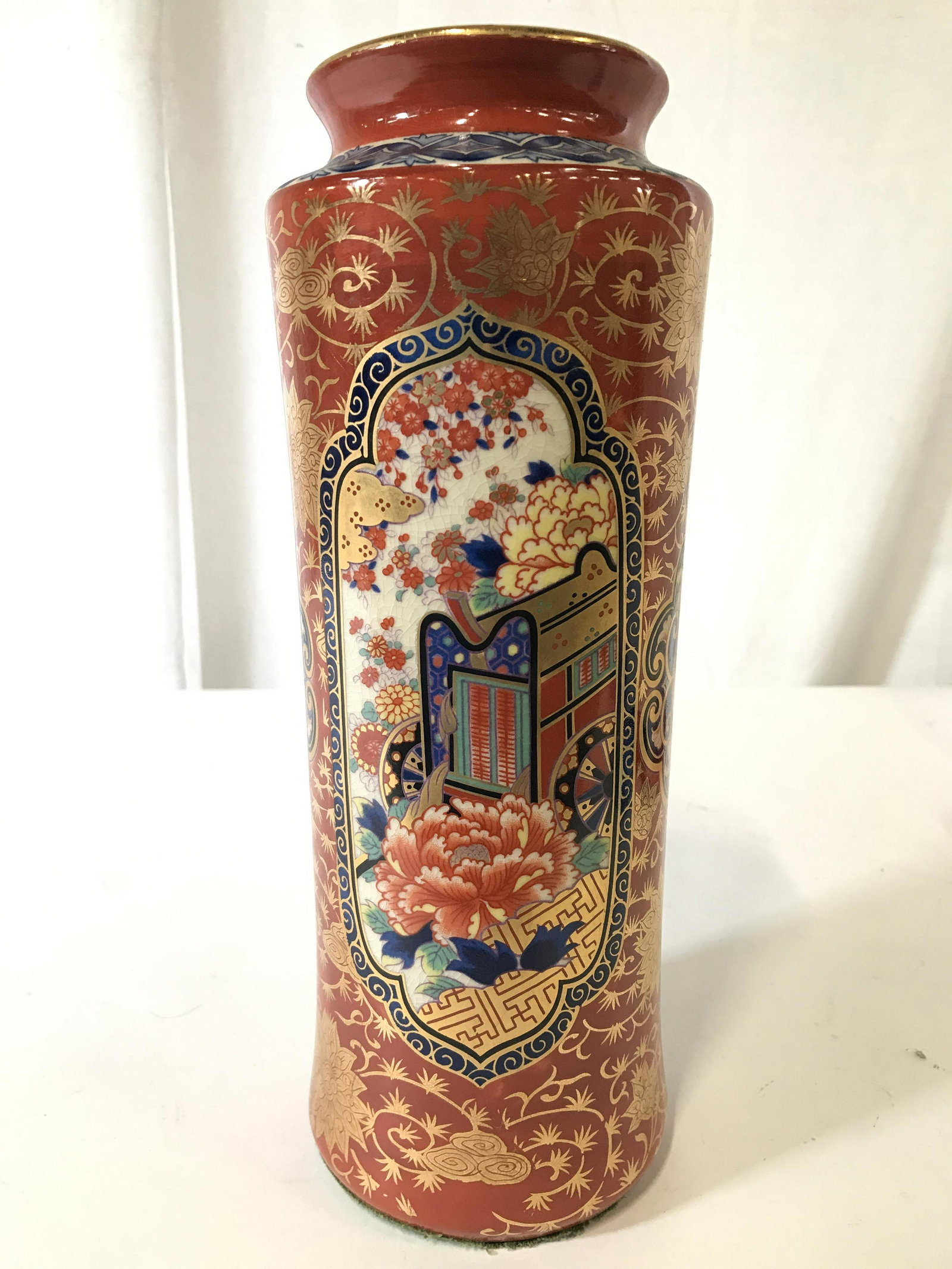 Vintage Asian Porcelain Centerpiece Vase: Vase is porcelain. Piece is vintage possibly antique. Vase is Asian. Piece has intricate multi toned floral vine leaf and geometric detail. Piece is possibly IMARI. UNDERSIDE has green toned felt. Pie