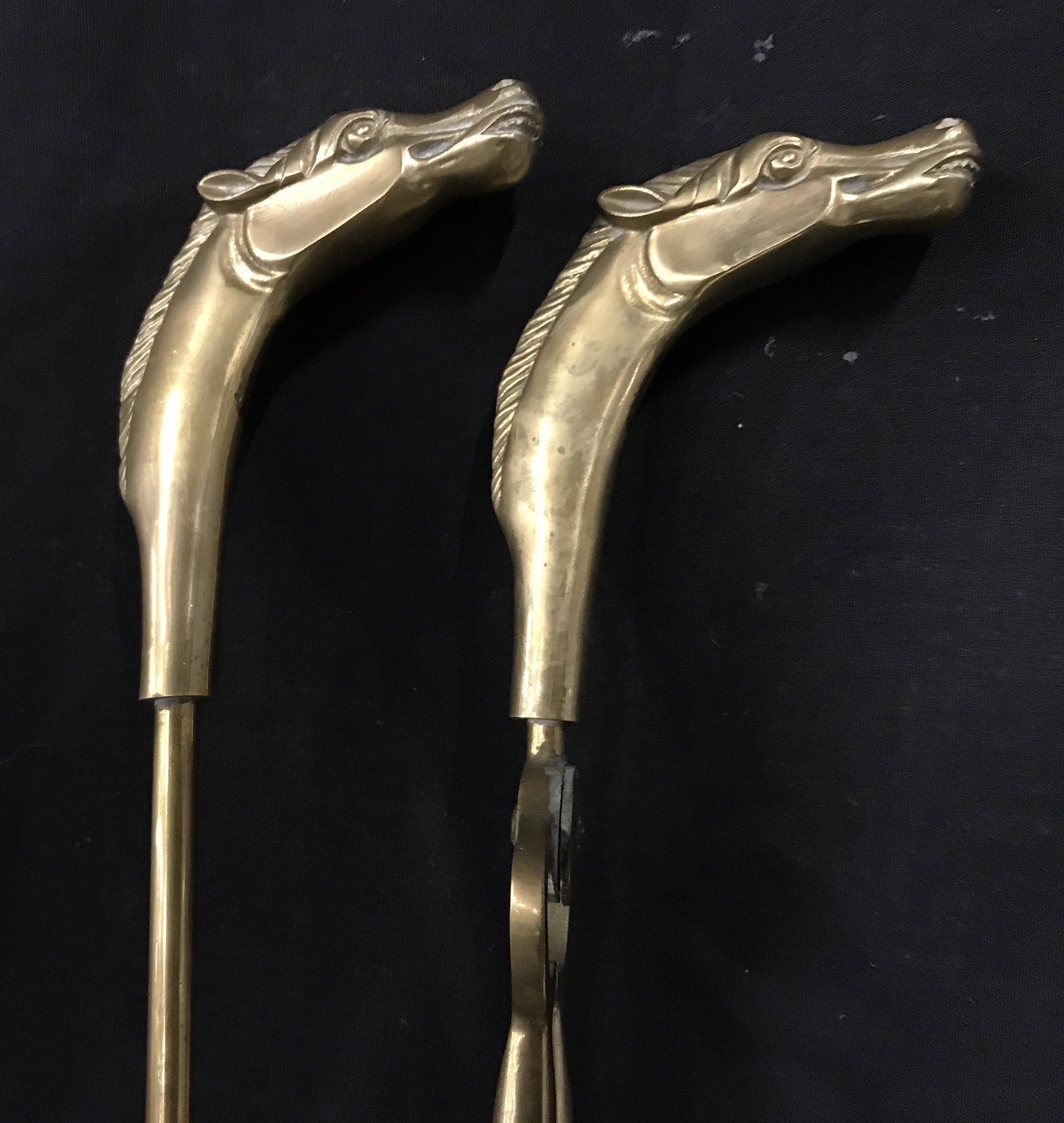 Set 5 Vintage Fireplace Accessories: Set 5 vintage brass fireplace tools. Each tools handle has been crafted to resemble a horse’s head. Includes a poker, broom, tongs, rack, and a shovel. Wear is consistent with age and use. Largest p