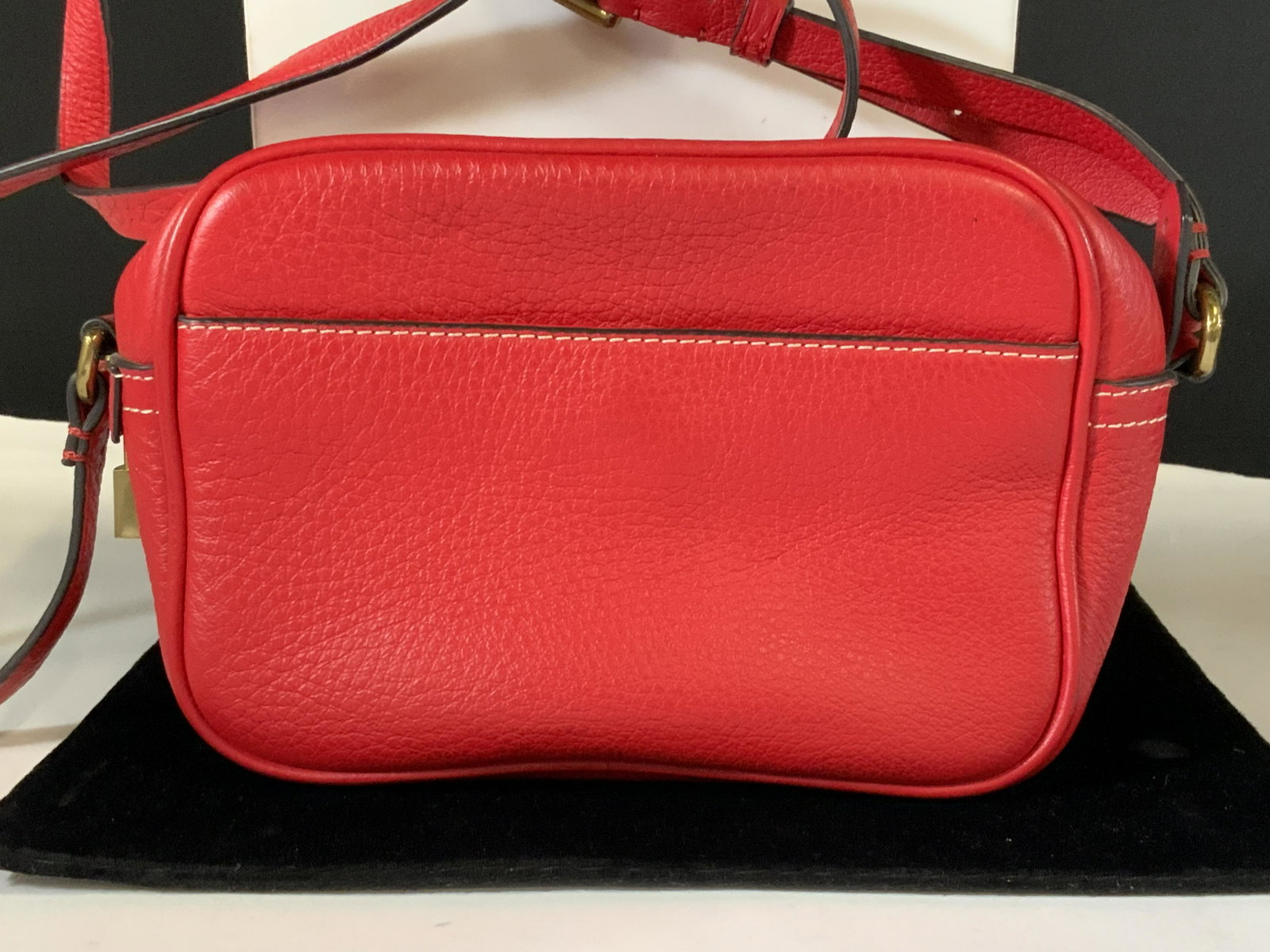 J. CREW RED LEATHER Shoulder bag, cross body bag: SUGNED J. Crew pebbled leather bag, long adjustable strap, hangs 23 in shortest length. Exterior pocket, zippered closure, tan fabric interior, impressed J Crew Designer logo in gold . blue leather ac
