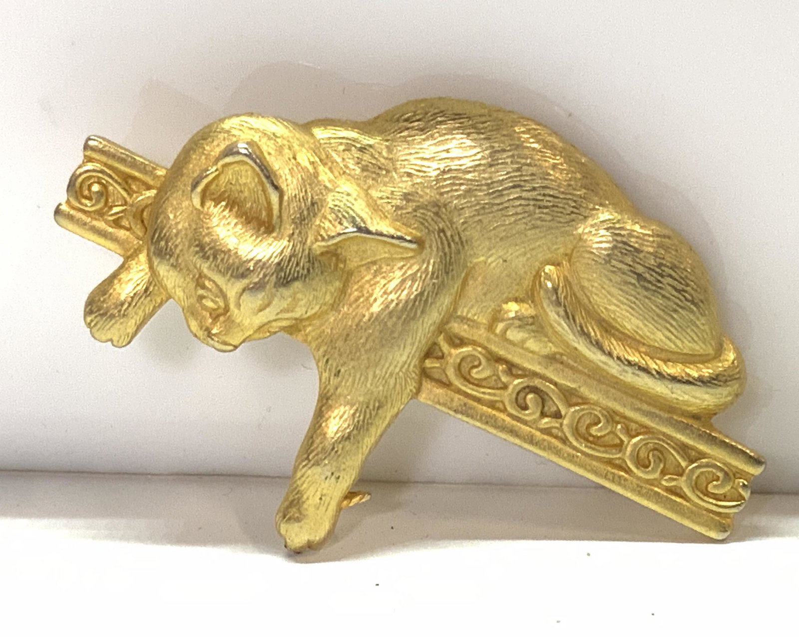 Signed Vntg JJ CAT Brooch, Brushed Gld Tn Jewelry: Etched Brushed Gold Tone Metal of cat lying on shelf reaching down. Detailed facial expression. 2.5;x 1.5. Verso signed JJ. Vintage Jewelry, Estate Jewelry, Costume Jewelry, Fashion Jewelry, Designer 
