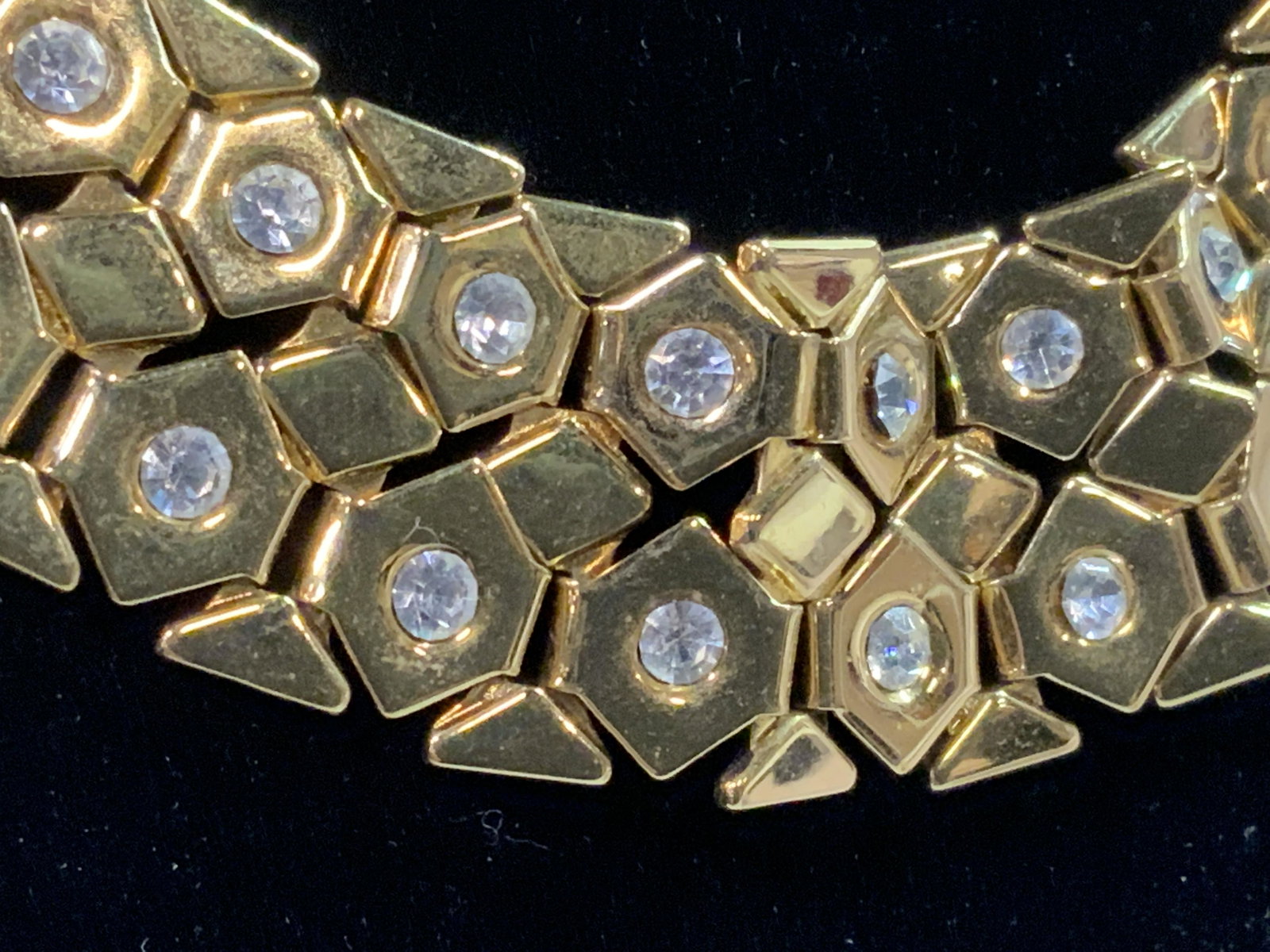 Signed MONET GEOMETRICAL CHAIN MESH Necklace: Contemporary design by Monet, signed on clasp, lower section of necklace decorated with 18 solitaire crystals on a link. Necklace 1 in wide, 18.25 in long. Costume jewelry, fashion jewelry, Estate Jew