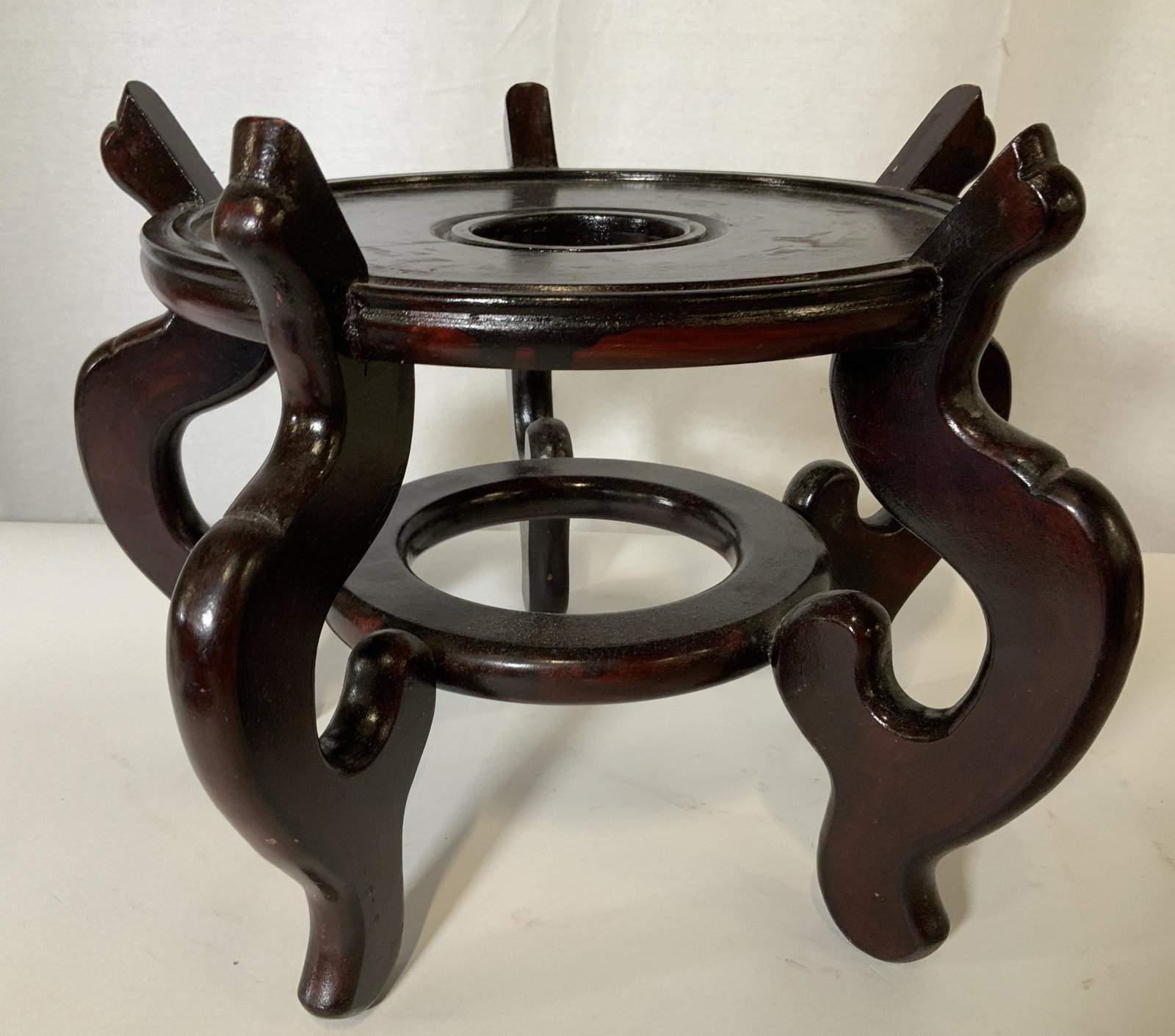 THE BOMBAY COMPANY Wooden Stand: THE BOMBAY COMPANY Wooden Stand, label to base reads ‘The Bombay Company’, measures 9 5/8 inches tall x 13 3/4 inches at widest point, some surface wear but overall in good condition, The Bombay c