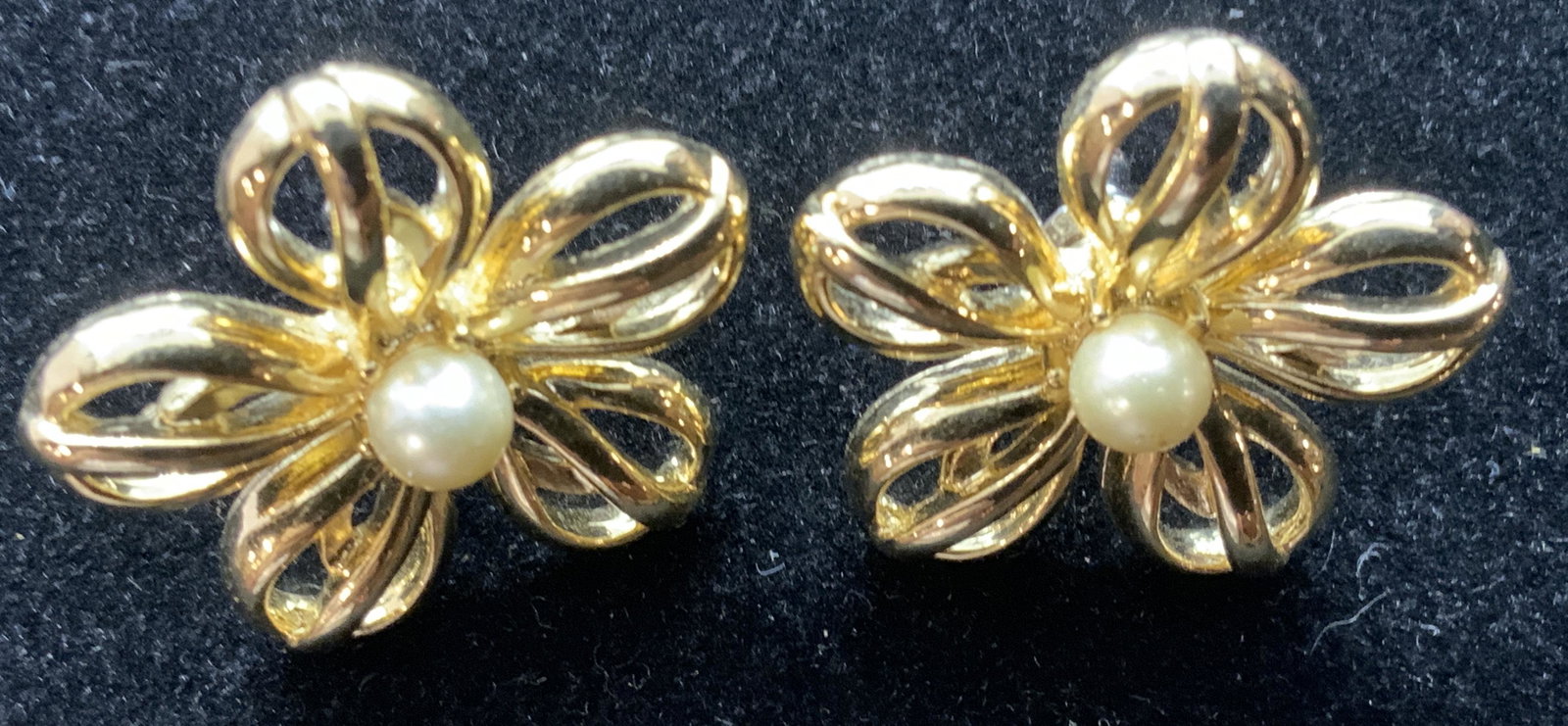 DAISY Gold Tn & Pearl Fashion Stud Earrings,: Jewelry. Open work metal petals with center costume pearl. Post earrings with backs. 1 in diameter. Pierced earrings, Daisy Post Earrings, Fashion Earrings, Gold Tone & Pearl Earrings, Ladies Wearable