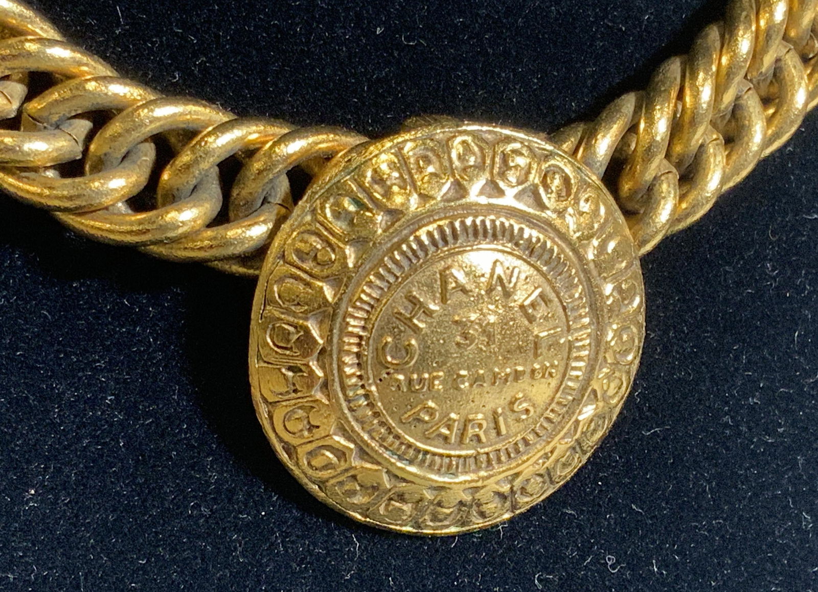 CHANEL Gilt Medallion 31 Rue Cambon Necklace (1 of 13)