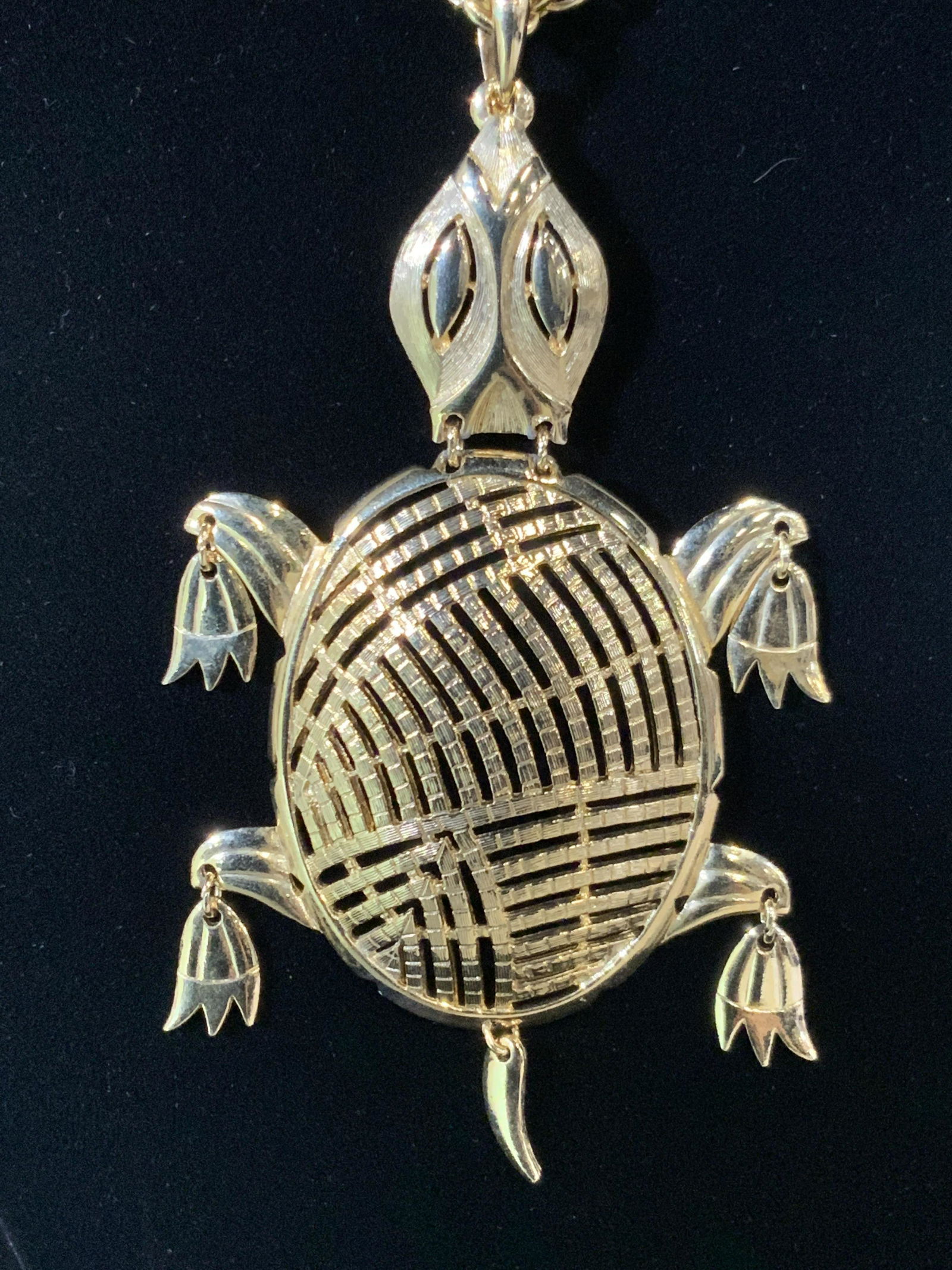 ALAN Vintage Signed Turtle Pendant Necklace: A vintage, circa 1970s, gold tone metal rope chain necklace with a articulated turtle pendant. The turtle pendant have movement in its head, tail, and feet. The shell has a pierced metal design, while