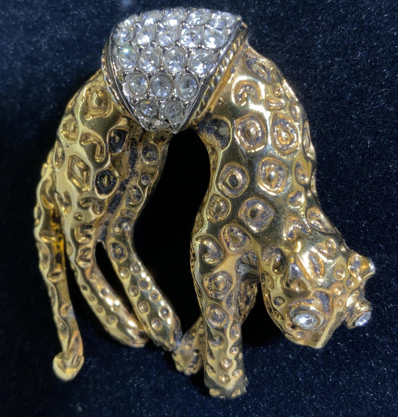 Movable Cheetah Gld Tn Crystal Brooch, Jewelry: Cheetah Predator Cat Brooch all in polished gold tone. He has a mechanical tail that wiggles on a hinge, impressed gold tone cheetah spots with rhinestone eyes and accessory. Just under 2 in. Across, 