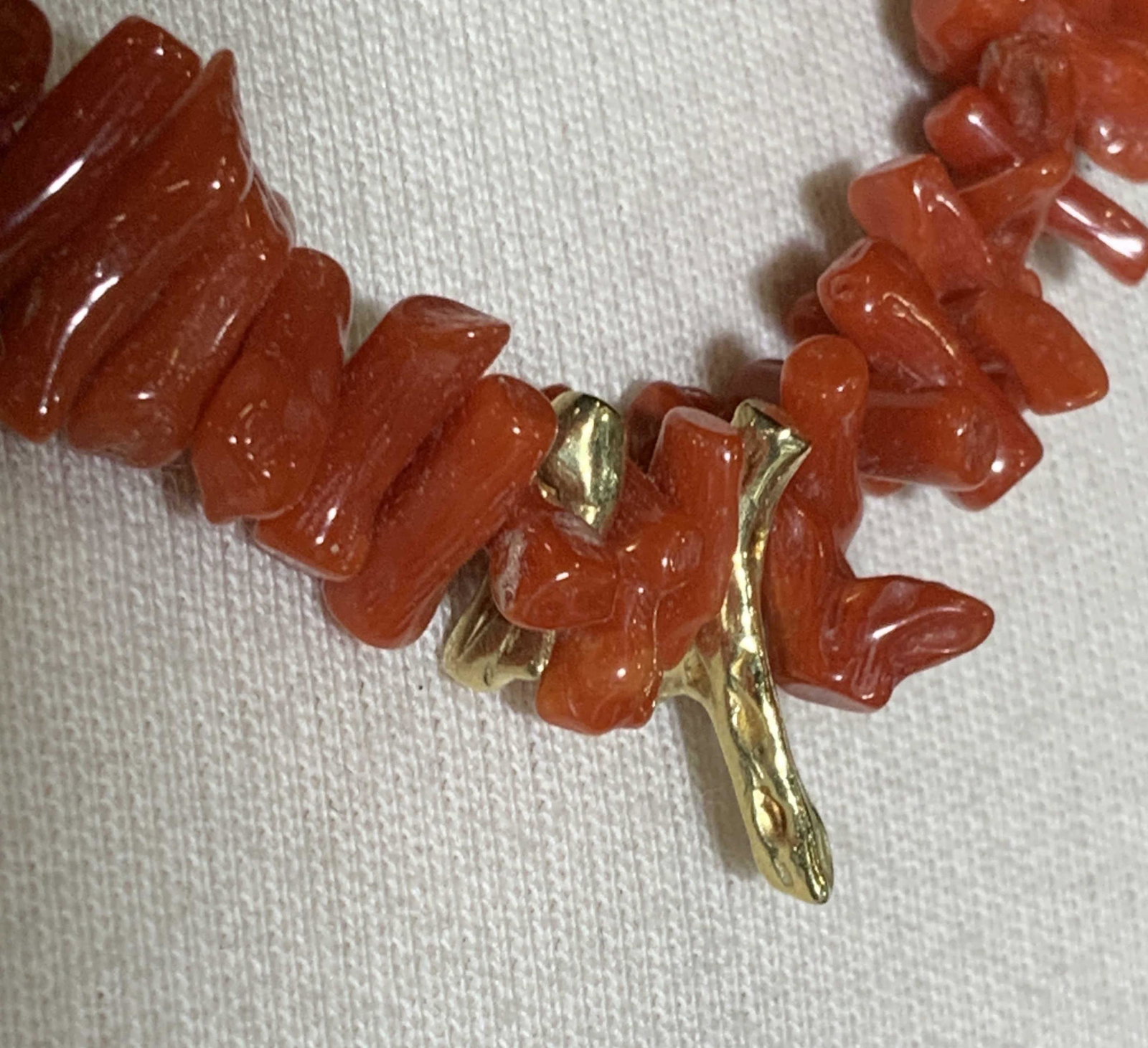 Artisanal 14kt Gold Toggle Clasp Necklace: Luminous 14 Kt Gold Hammered & polished metal toggle clasp with gold ‘coral’ accents through necklace. An orange- red faux coral draping 13 in. Gold bar app 3.0 grams. Metal tested with puriTEST k