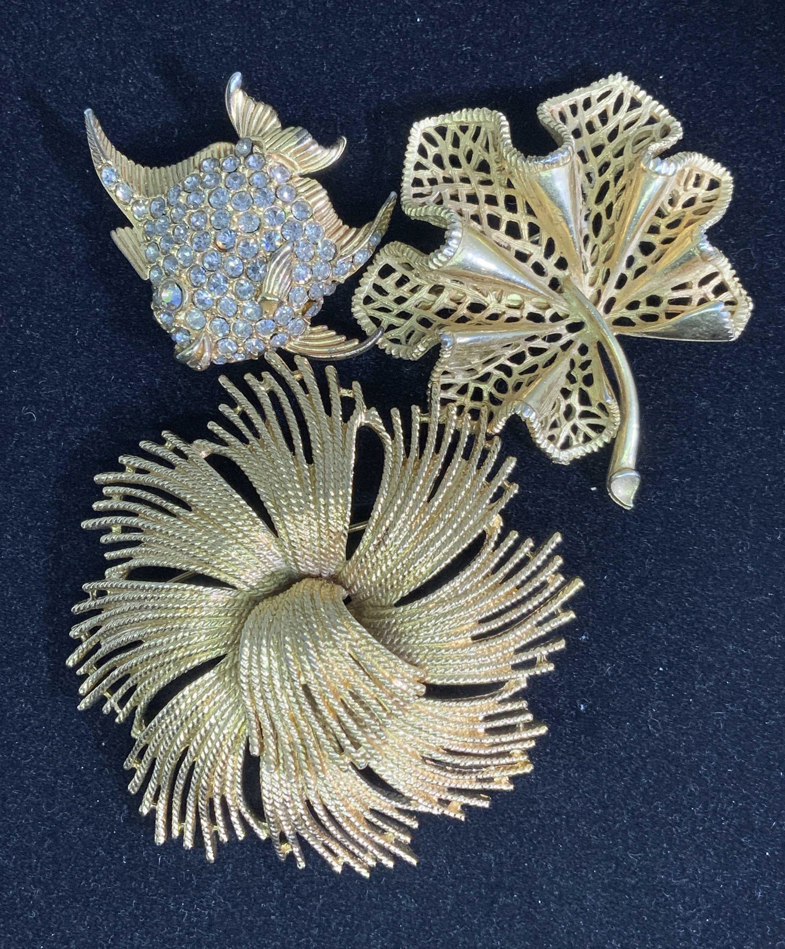 Lot3 MONET Signed Vintage Oversized Gold Tone Pins (1 of 8)