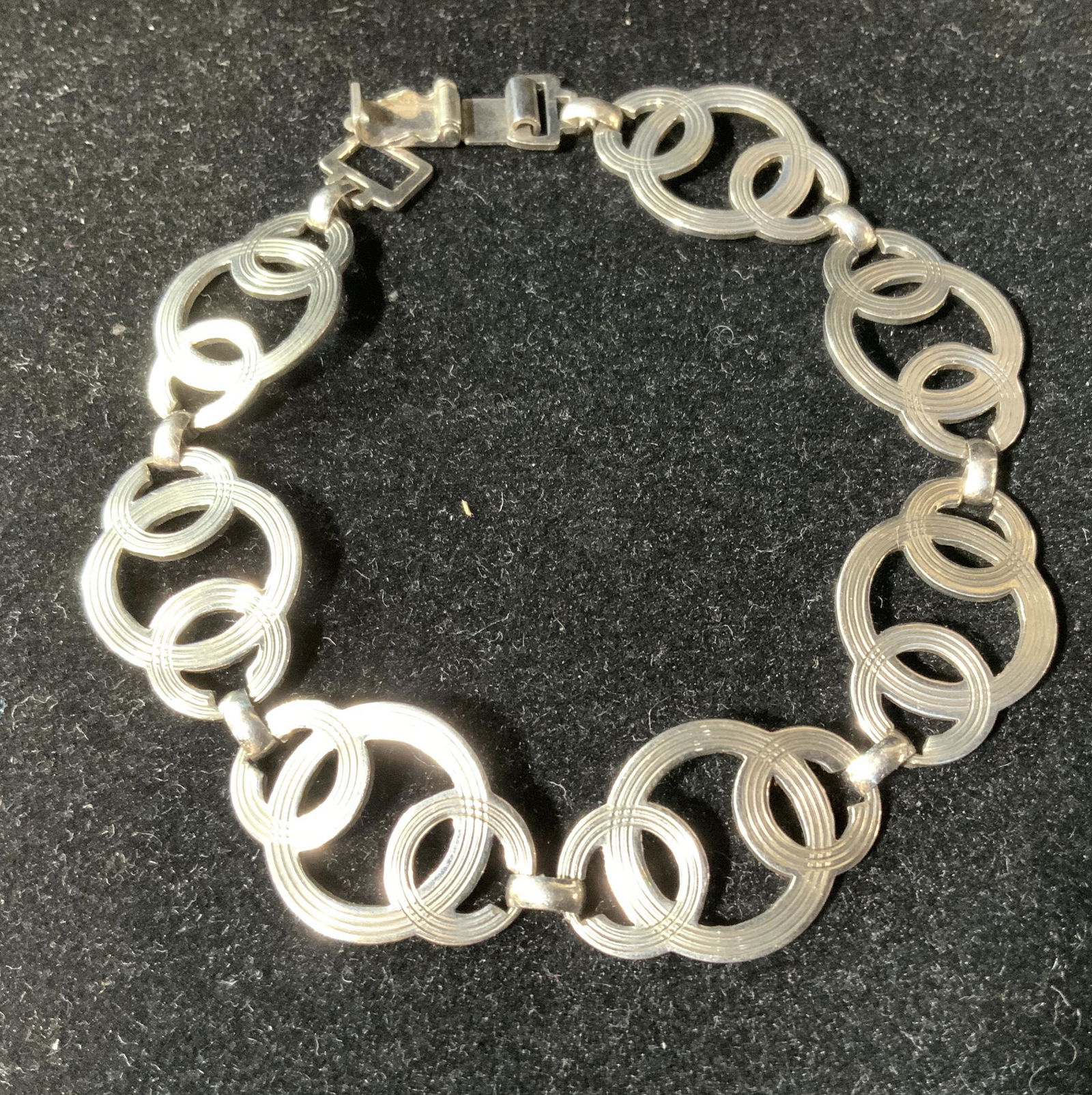 WRE Sterling Silver Interlocking Circles Bracelet (1 of 8)