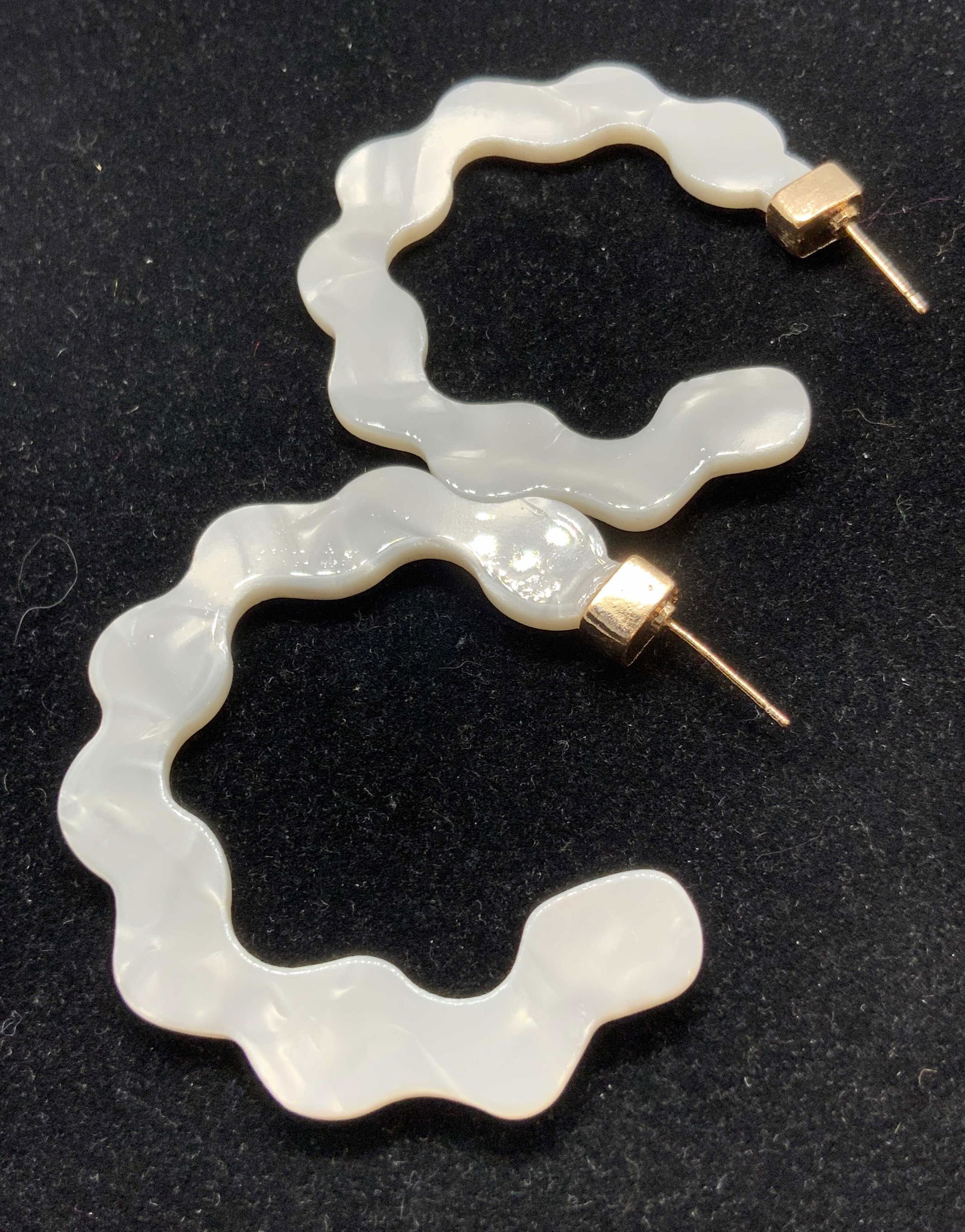 Group9 Fashion Jewelry Accessories, NAPIER & More: A group lot of nine fashion jewelry accessories. This lot includes 3 bracelet, 3 earrings, 2 brooches, and one necklace. The llama form pearlescent brooch is still attached to it’s original packagin