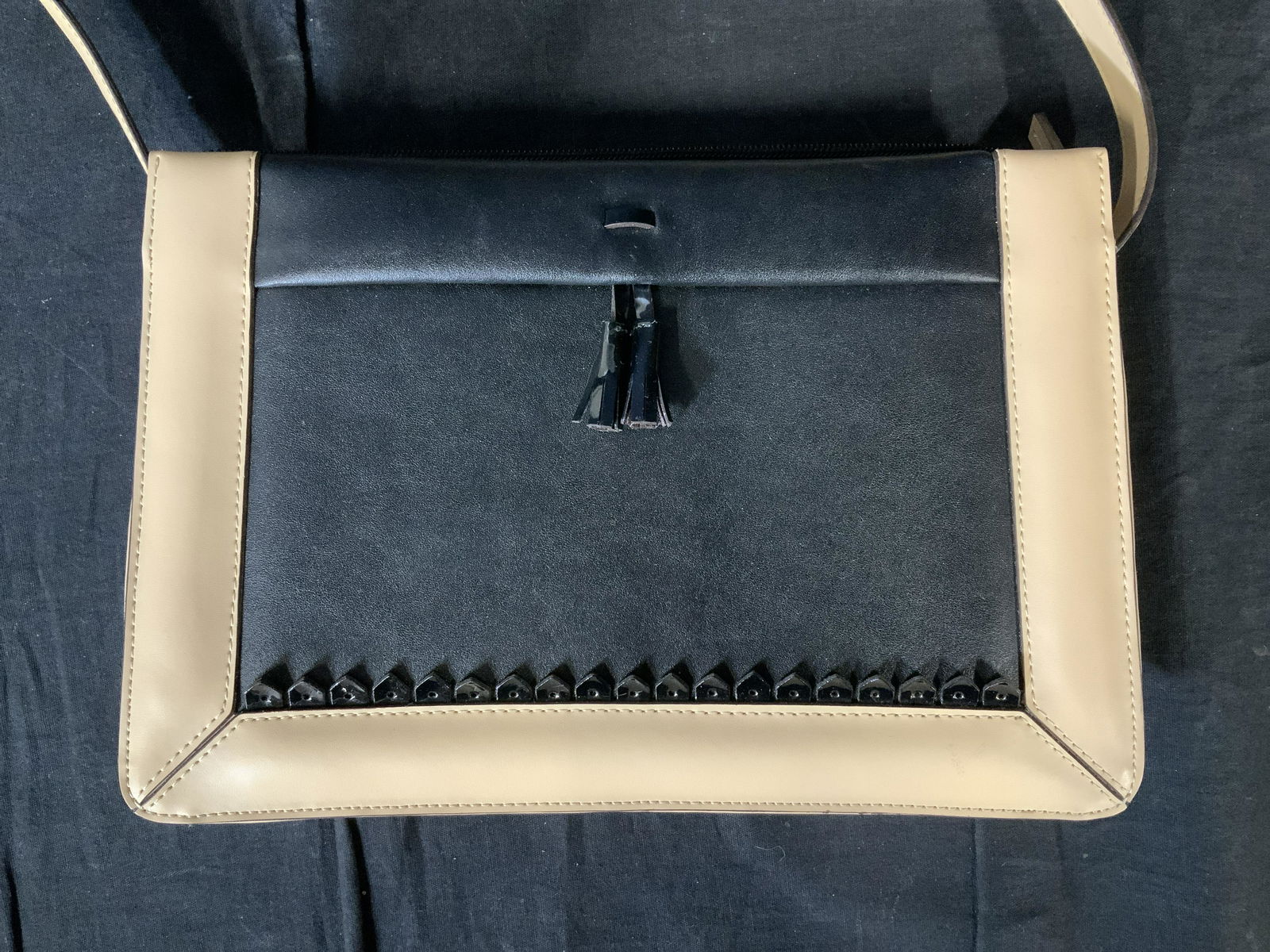 MISSONI Two Toned Women’s Handbag: MISSONI Two Toned Women’s Handbag, label to interior reads ‘Missoni’, measures 7 1/4 x 11 inches wide, drop measures 13 5/8 inches, some surface wear but overall in good condition, MISSONI, desi