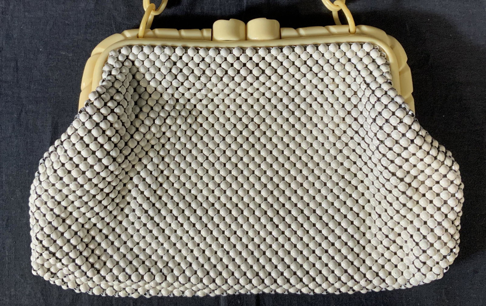 Vintage WHITING & DAVIS Alumesh Handbag: Vintage WHITING & DAVIS Alumesh Handbag with Bakelite handle, label reads ‘Alumesh Whiting & Davis Co Bags Made in USA’, measures 7 3/4 x 11 5/8 inches, drop measures 7 inches, some surface wear b