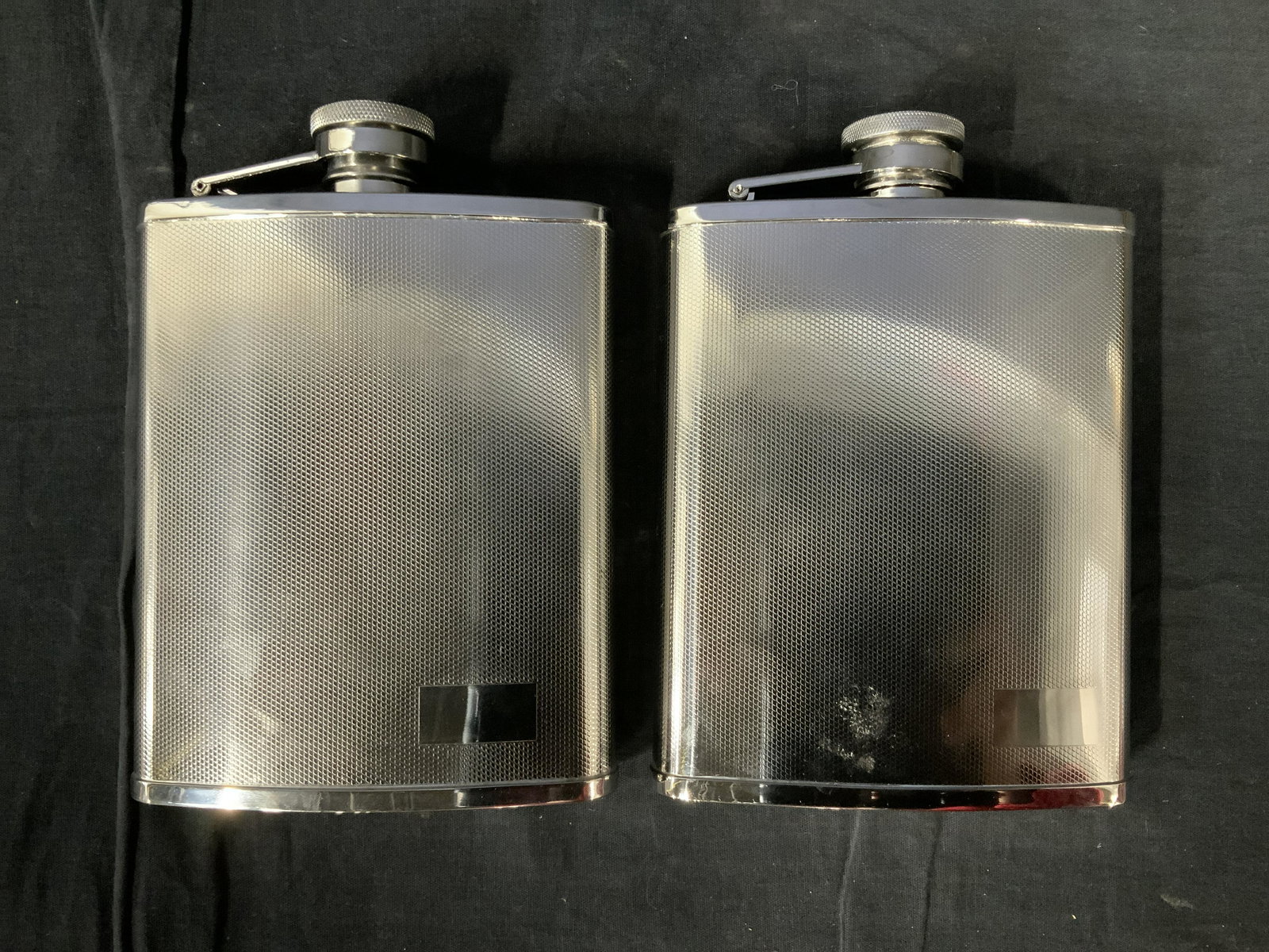 Pair 18oz Stainless Steel Flasks: Pair 18oz Stainless Steel Flasks, inscription reads ‘Stainless Steel 18oz’, both measure 7 1/8 x 5 inches at widest point, some surface wear but overall in good condition, Pair, flasks, drinking f