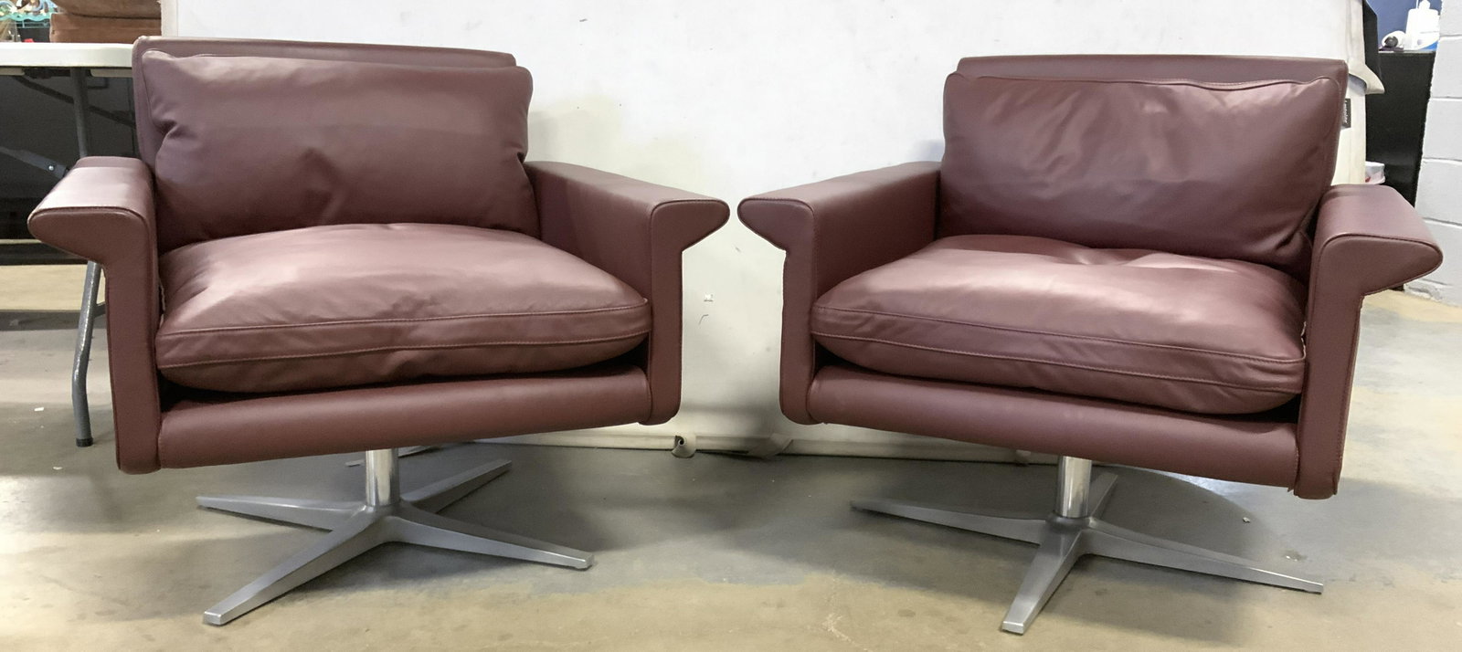 Pair JORGE PENSI, PEROBELL MCM Chairs: Pair mid century modern chairs. Label attached reads, PEROBELL MADE IN SPAIN, Designed by JORGE PENSI, Designer for Knoll, later for PEROBELL. Luxury mid century modern designer. Chairs have deep cran