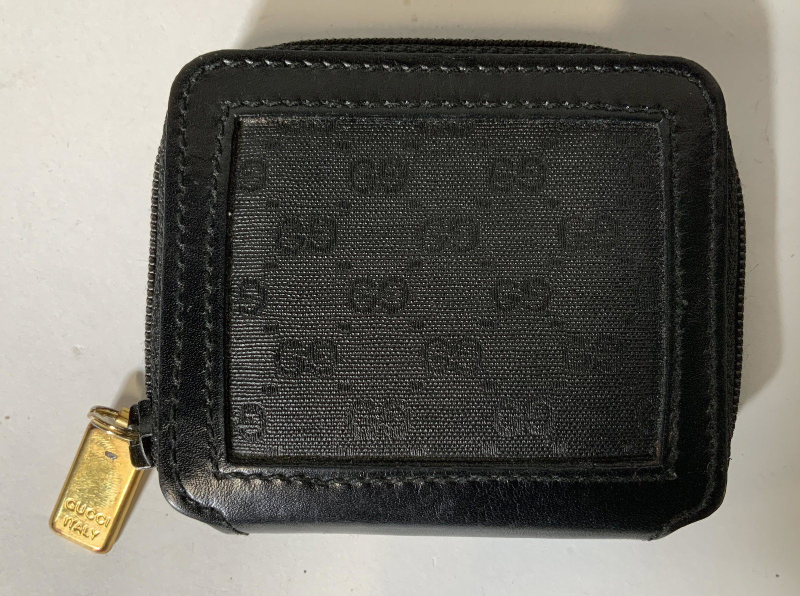 GUCCI Fashion Coin Purse: GUCCI Coin Purse, inscription to interior reads ‘Gucci Made in Italy’, measures 2 7/8 x 3 1/4 inches, some surface wear but overall in good condition, Gucci, coin purse, bag, purse, designer, wear