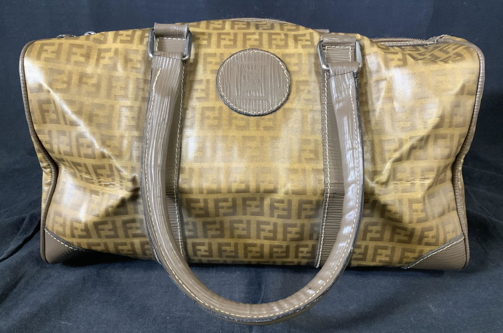 FENDI Style Women’s Handbag: FENDI Style Women’s Handbag, label to interior reads ‘Fendi SAS Hand made in Italy’, measures 7 5/8 inches tall x 12 5/8 inches at widest point, some surface wear but overall in good condition,