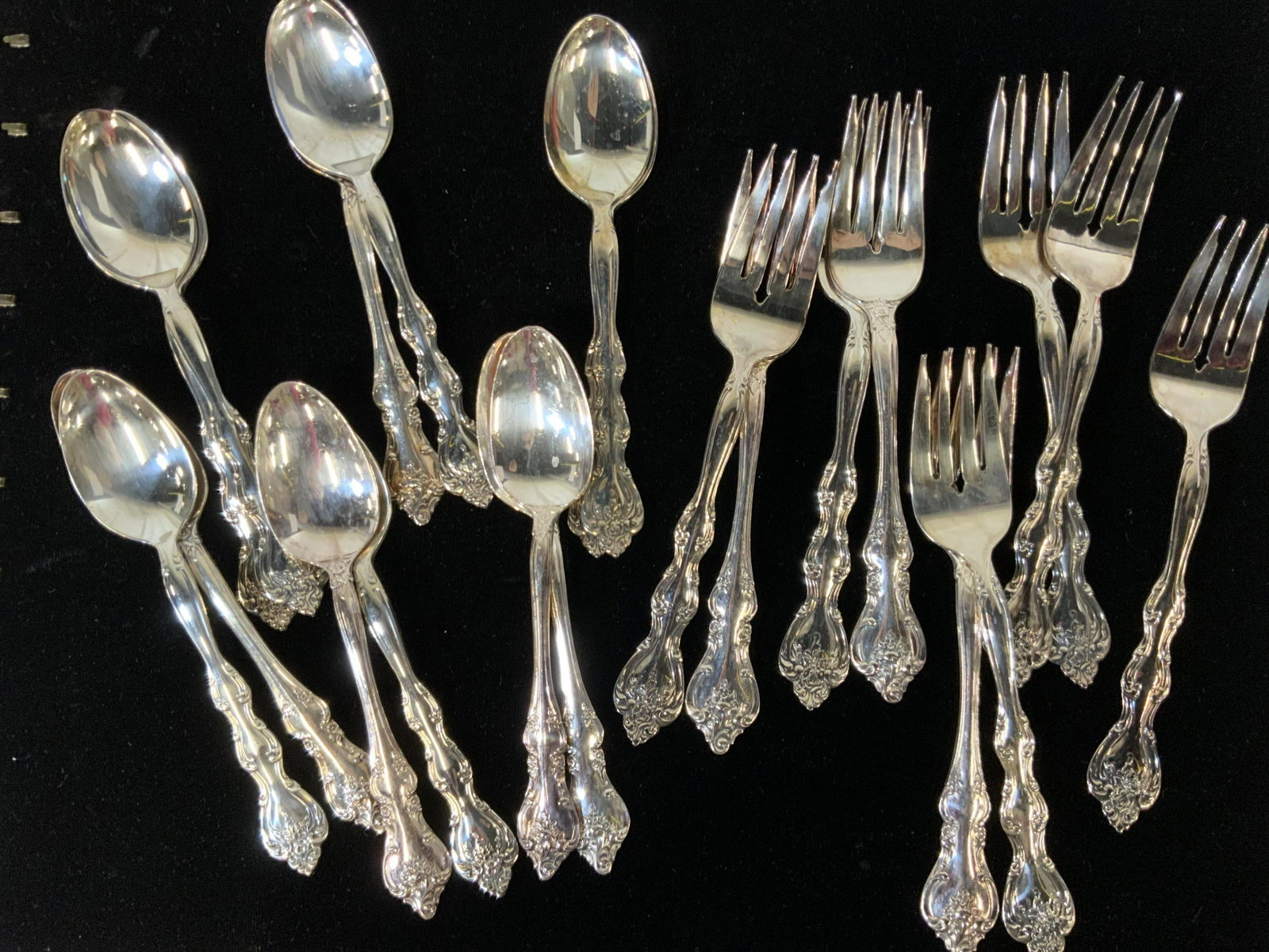 Set 21 INTERNATIONAL SILVERPLATE Spoons & Forks: Set tea spoons, 6 in., and salad sized forks, 6.75 in. hallmarked INTERNATIONAL SILVERPLATE. VICTORIAN STYLE handle. Lightweight flat wear. A couple pieces with discoloration. International Silverplat