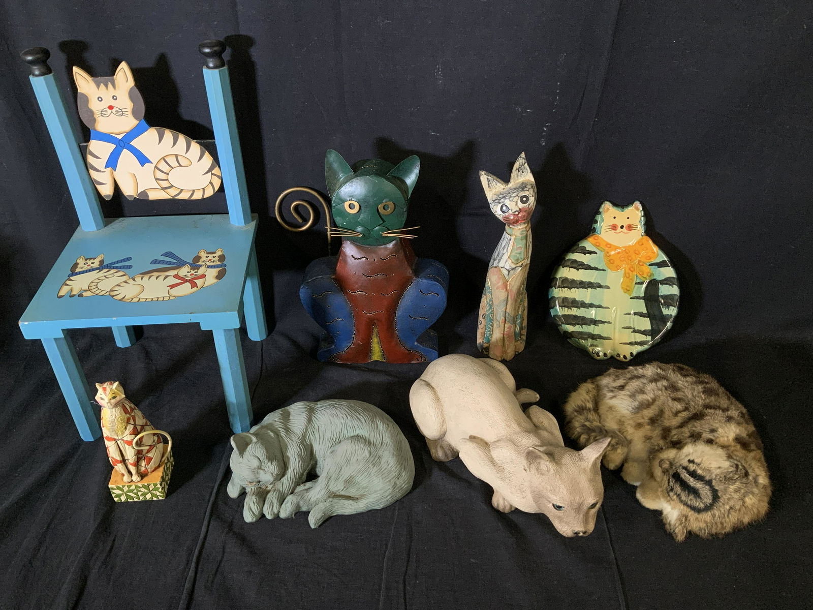 Lot 8 Cat Figurines & Chair Decor: Lot 8 Cat Figurines & Chair, inscriptions read ‘universal 1992 924 statuary’, ‘made in Italy hand painted’, ‘Heartwood Creek Jim Shore’, ‘Made in Indonesia’, ‘Goose creek 1997’, co