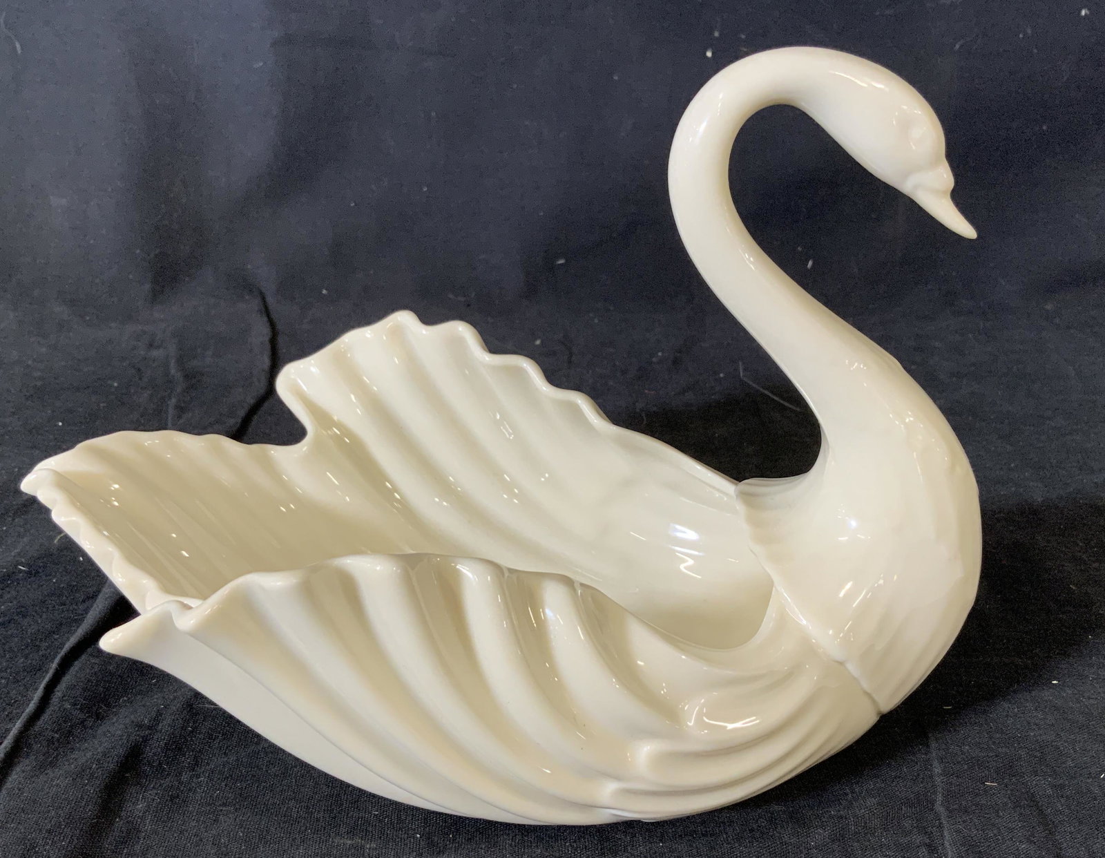 Vintage LENOX China Swan Bowl: Vintage LENOX China Swan Bowl, stamp to base reads ‘Lenox made in USA’, measures 6 1/8 inches tall x 8 3/8 inches at widest point, in good condition, Vintage, Lenox, China, porcelain, bowl, dish, 