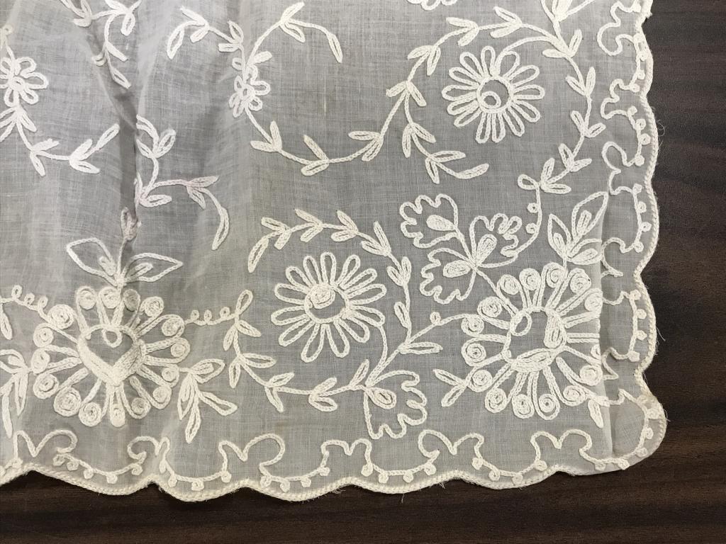 Group Lot Mixed White & Cream Tnd Linens: Group lot includes napkins, tablecloths, textiles, white and cream in tone, some with embroidery. Largest piece is a tablecloth with label for a William-Sonoma, measures approx 68 inches 84 inches. So