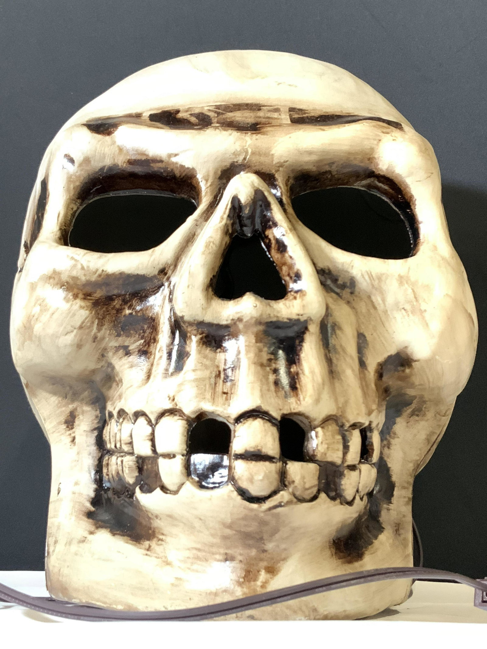 Lot 5 Halloween Home Decor: Cats, Skulls, Claws: A lot of spooky, creepy home decor. Perfect for Halloween! This lot includes a pair of matching claw wall hangings. These two wall hangings have an etched scale design and long, pointed talons. On the