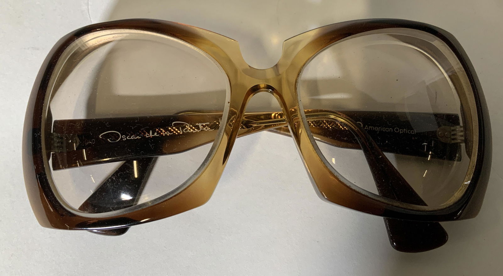 OSCAR DE LA RENTA Glasses: OSCAR DE LA RENTA Glasses, inscription reads ‘Oscar de la Renta VI American Optical’, measure 2 1/2 x 5 1/2 inches, arms measure 5 inches long, in good condition, Oscar de la renta, glasses, desig